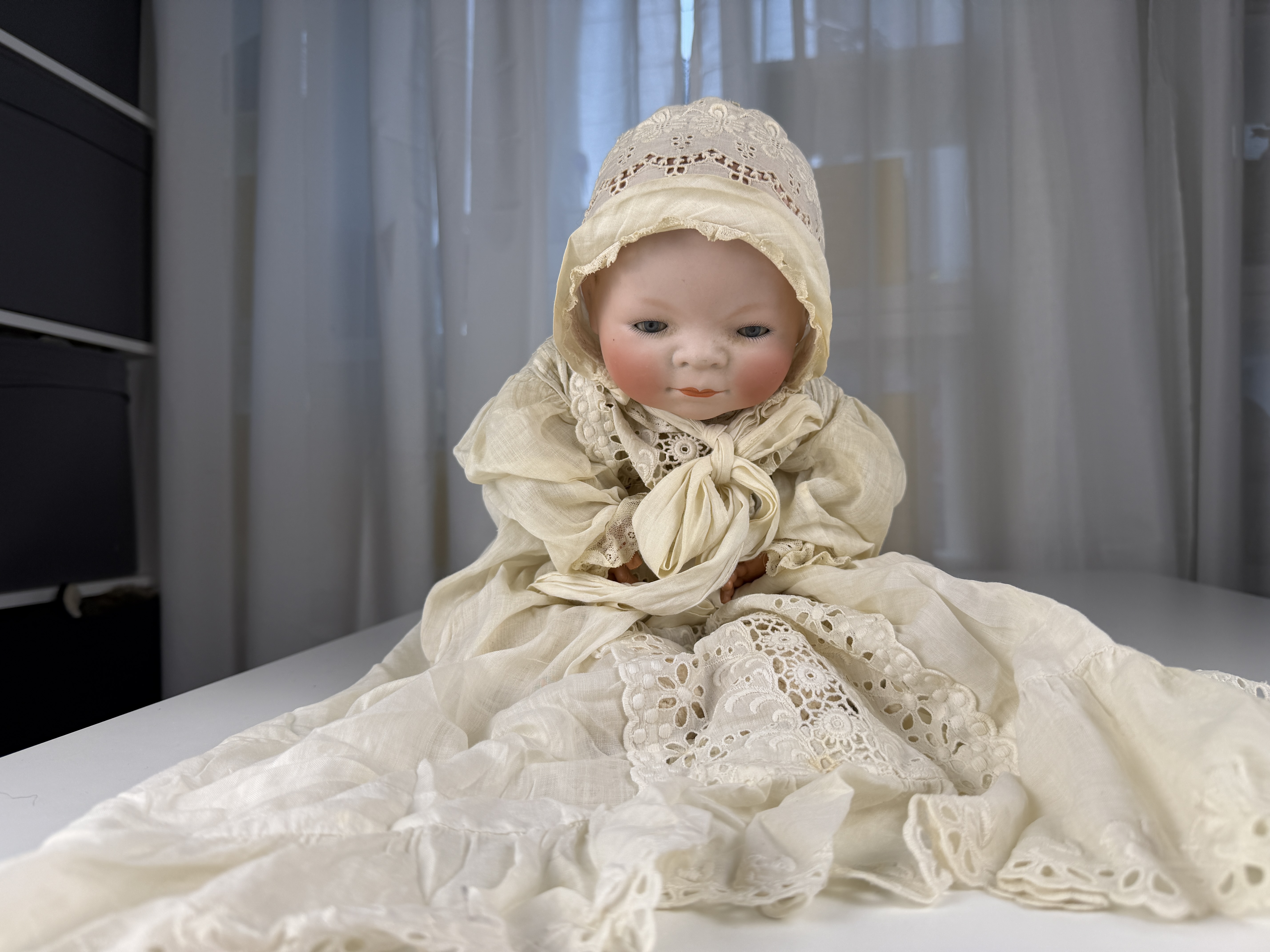 Künstlerpuppe Porzellankopf Pupp 44 cm. Zustand Siehe Foto 