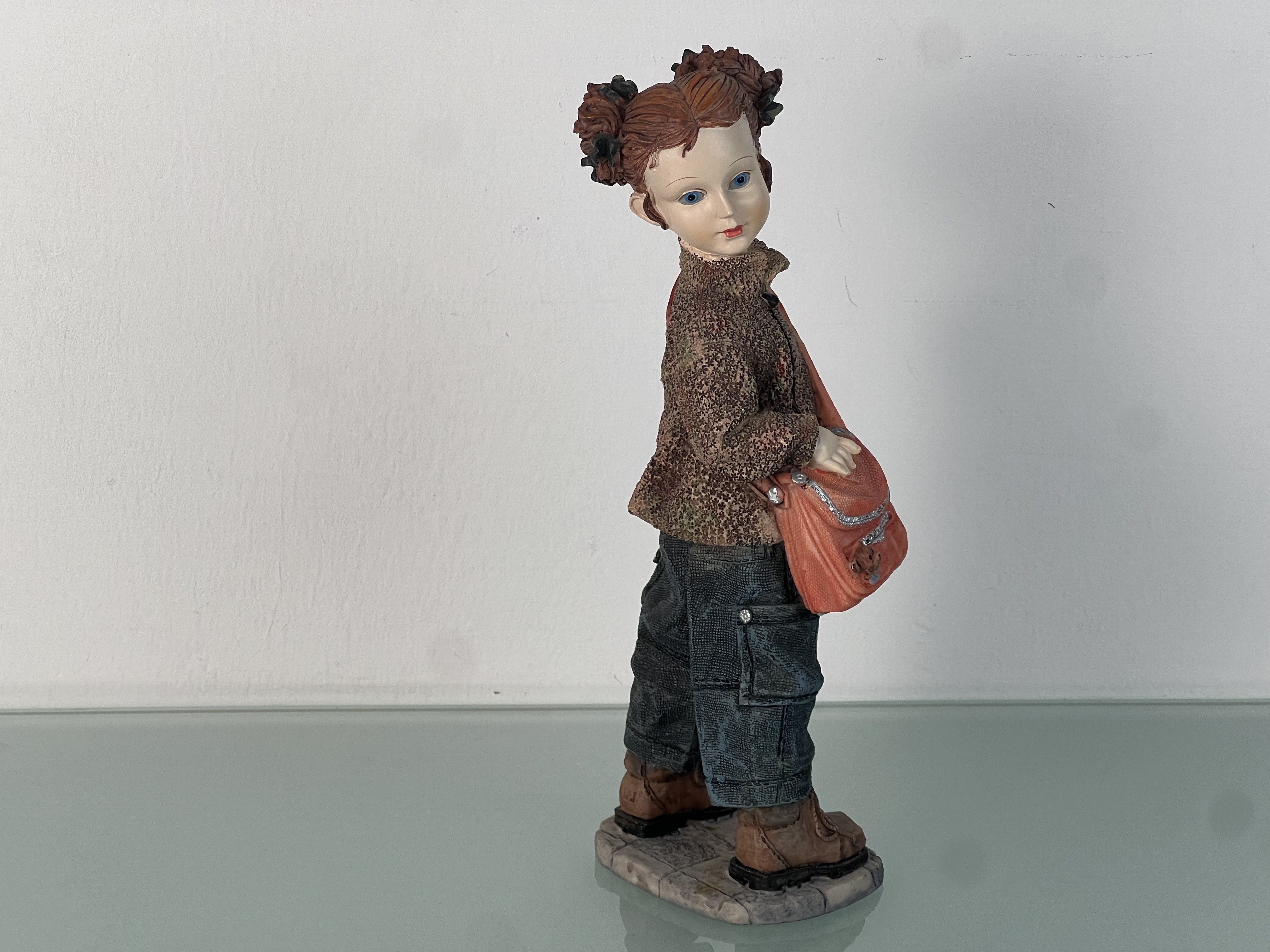 Walter Goth Figur Mädchen mit Tasche aus Kunststoff 25 cm. Zustand siehe Fotos