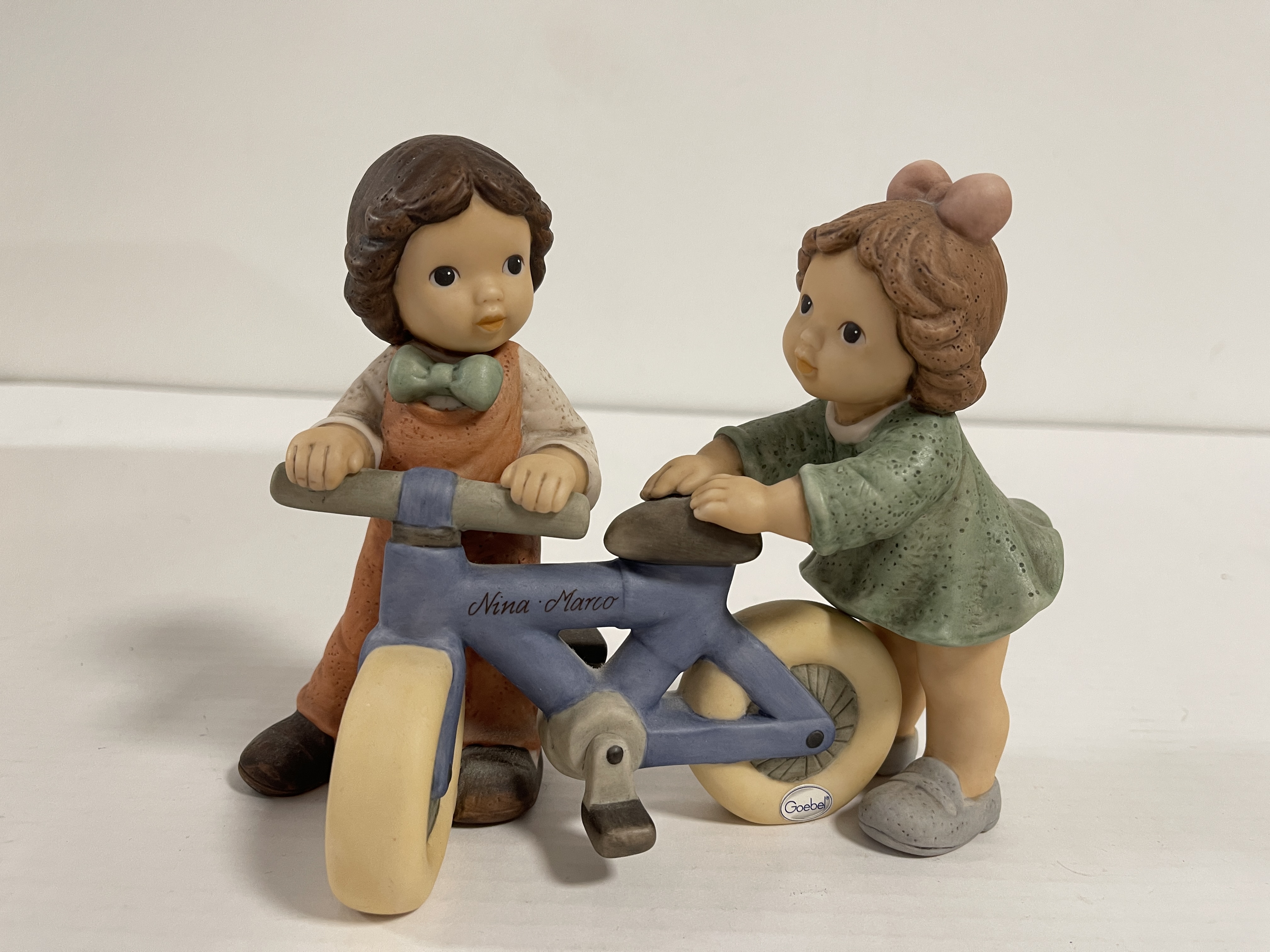 Goebel Figur Nina Marco 15 x 17 cm.- 1 Wahl. Top Zustand  