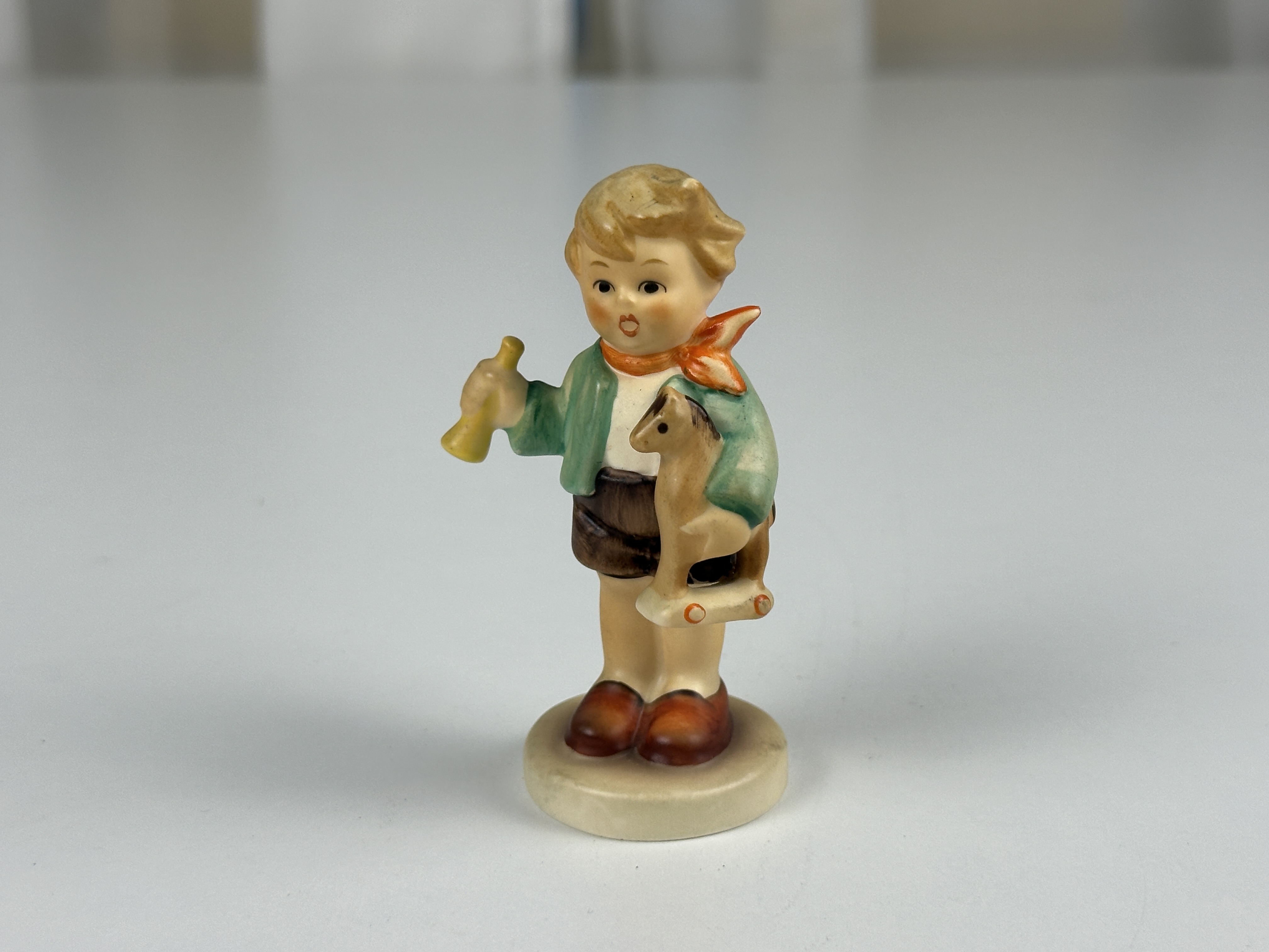 Hummel Figur 239/c Junge mit Holzpferd 9 cm. 1 Wahl - Top Zustand