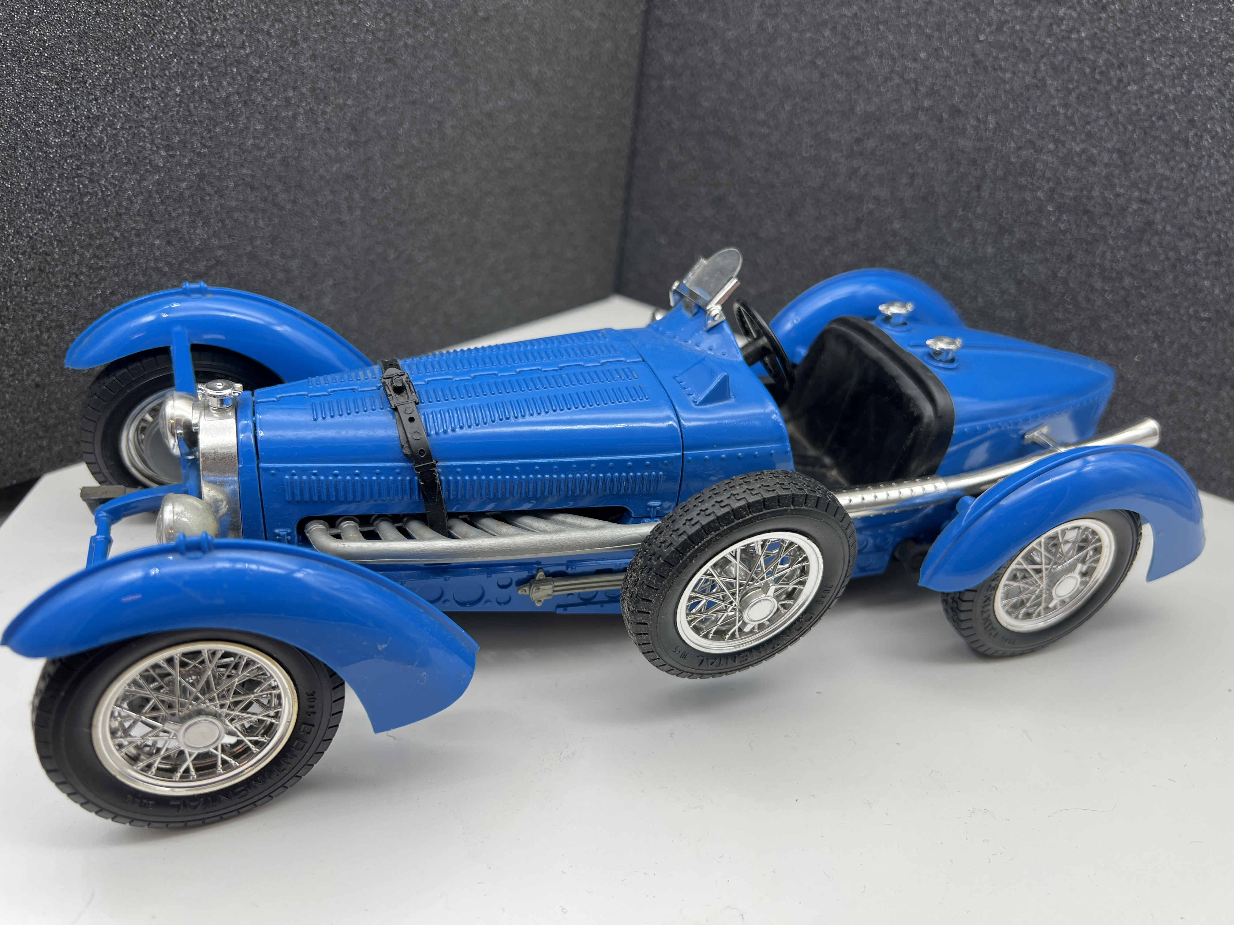 Burago Auto Bugatti Modellauto 1 : 18. Top Zustand  