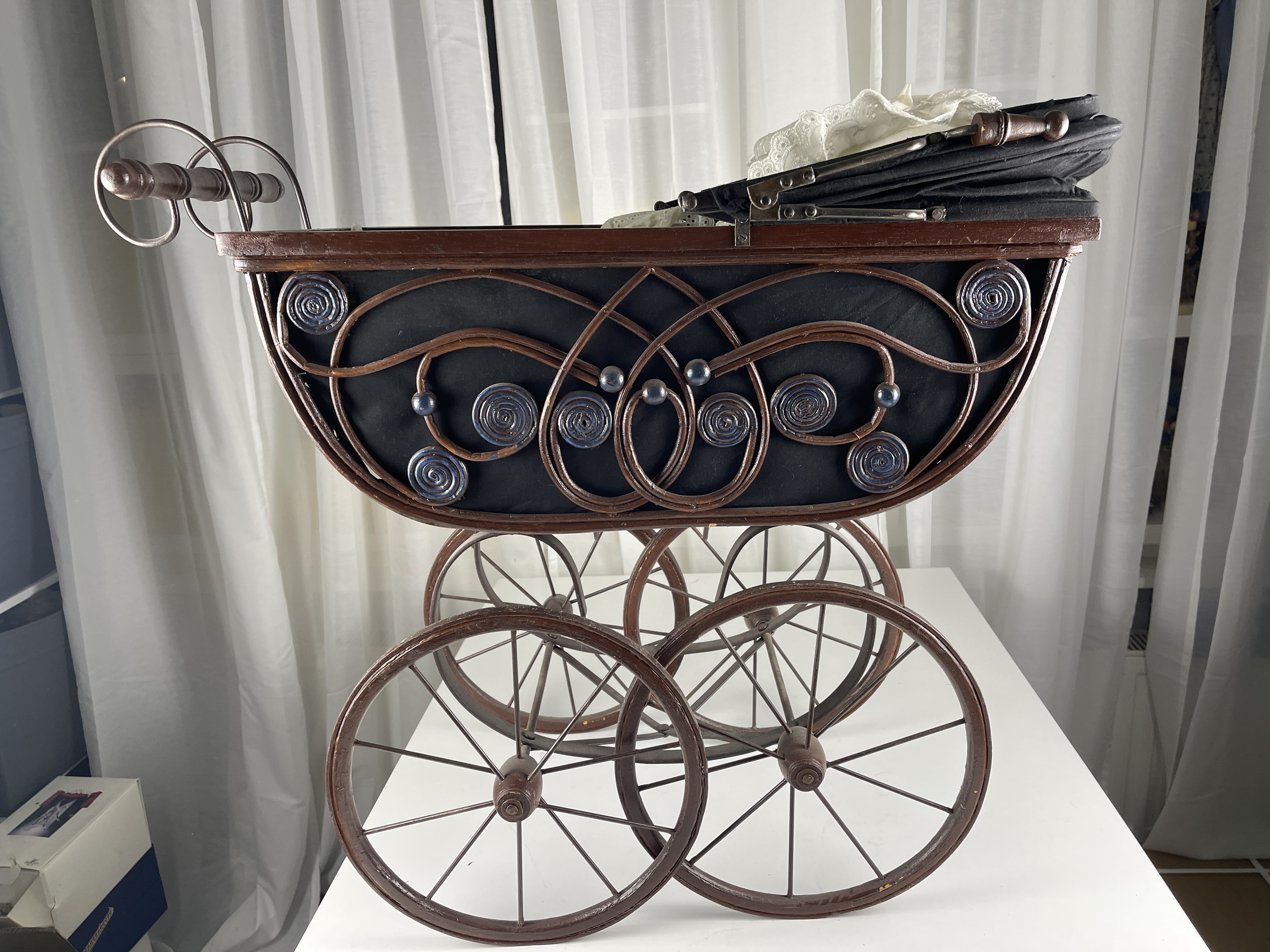 Puppenwagen 66 x 66 x 32 cm. Zustand siehe Fotos