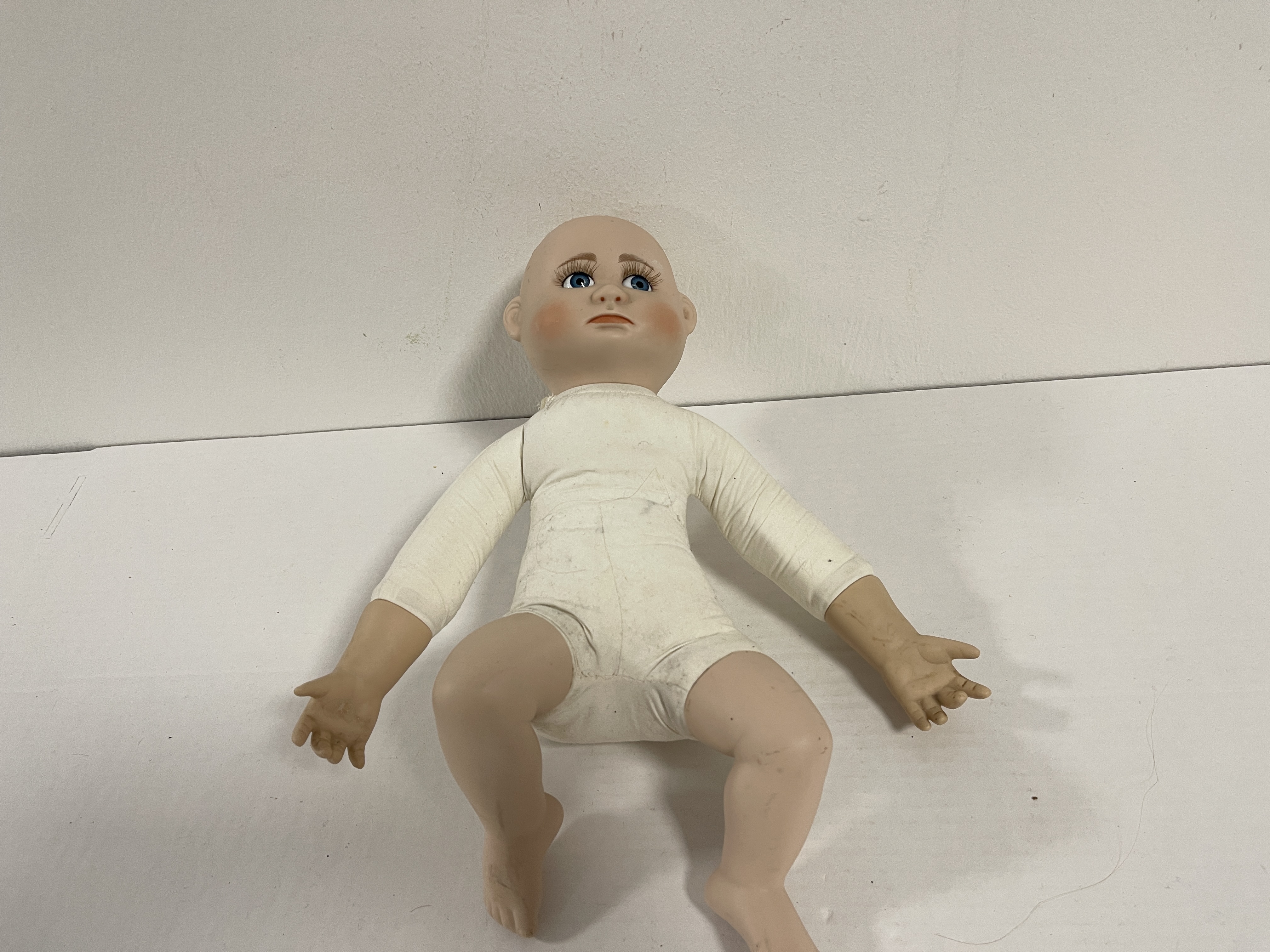  Künstlerpuppe Puppe Porzellan 32 cm. Zustand siehe Fotos  