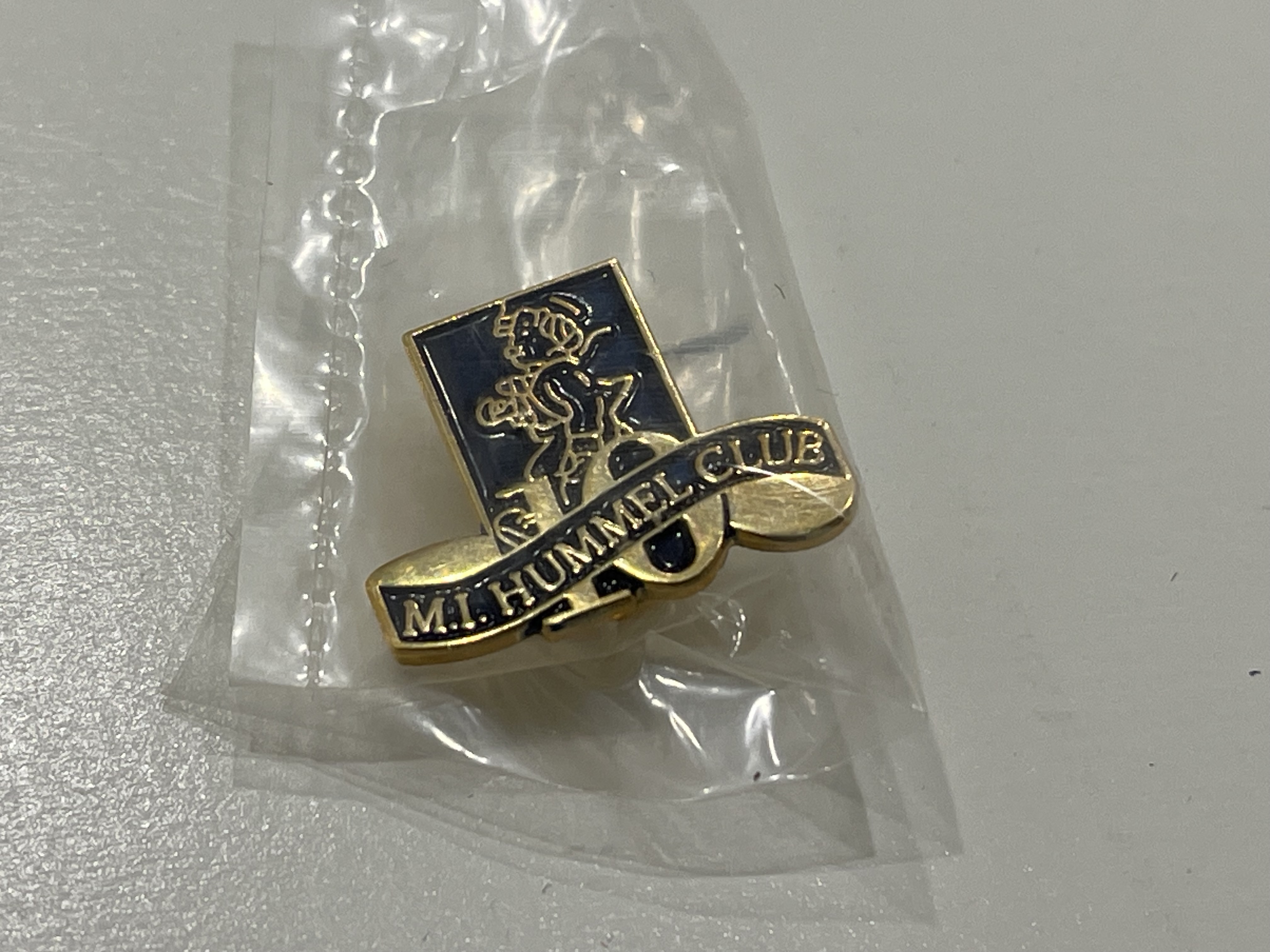  M.I. Hummel Club Brosche Pin 2 cm. 1 Wahl. Top Zustand.   