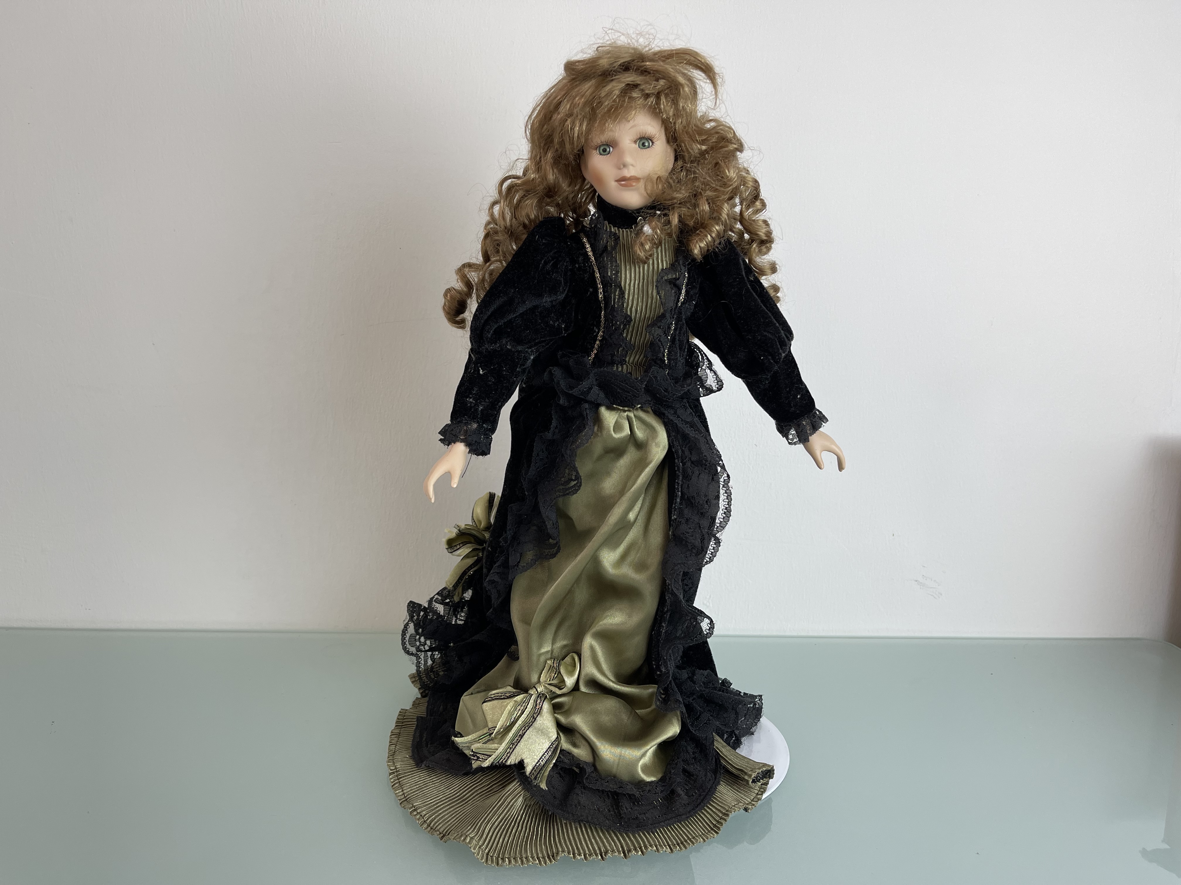 Künstlerpuppe Porzellan Puppe 46 cm. Zustand siehe Fotos 