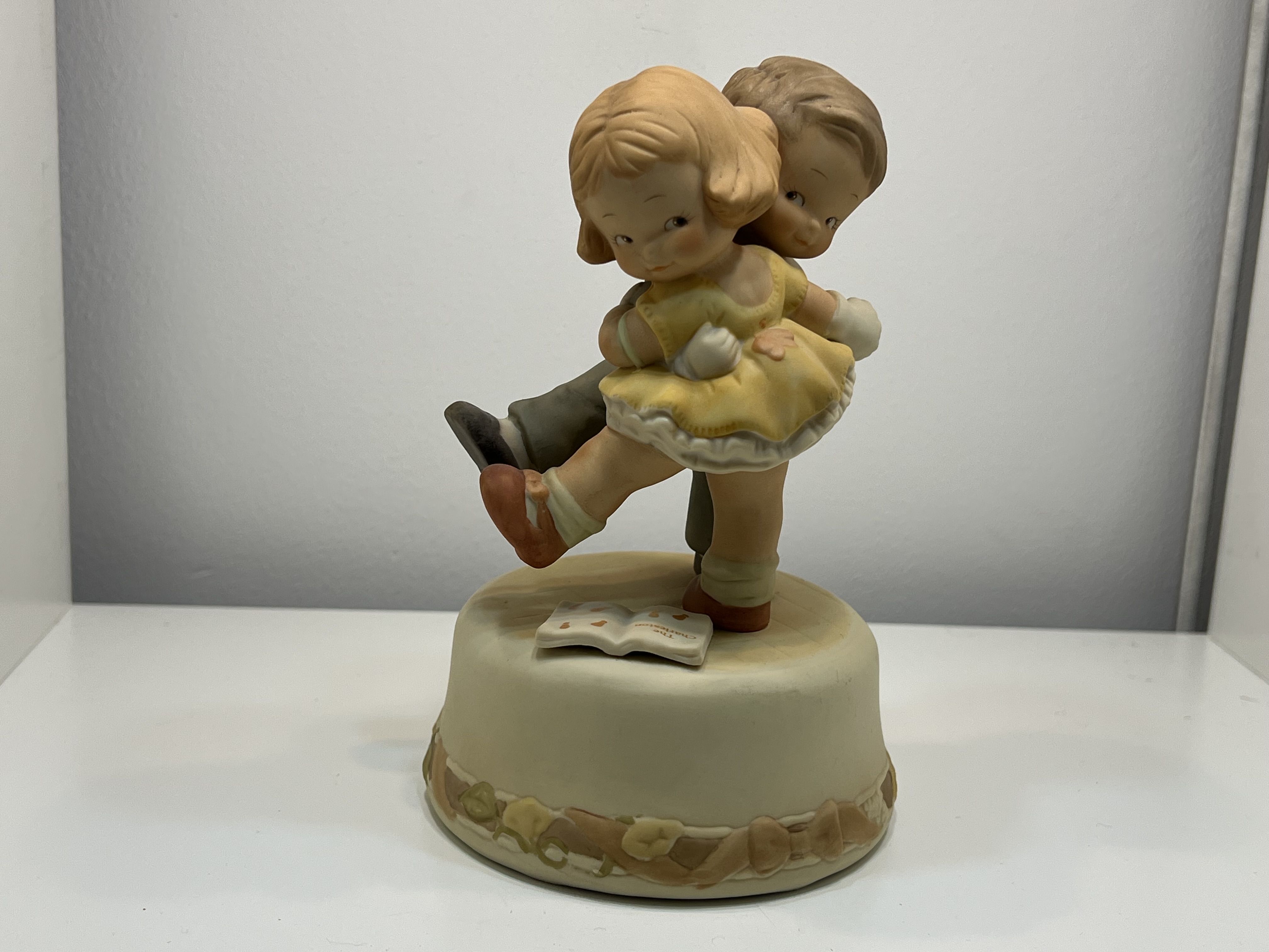 Memories of Yesterday Spieluhr Figur 16 cm x 11 cm. 1 Wahl - Top Zustand