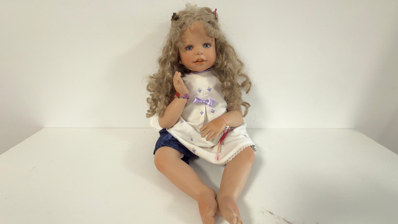 Künstlerpuppe Monika Levenig Porzellan Puppe 68 cm. Guter Zustand siehe Fotos 