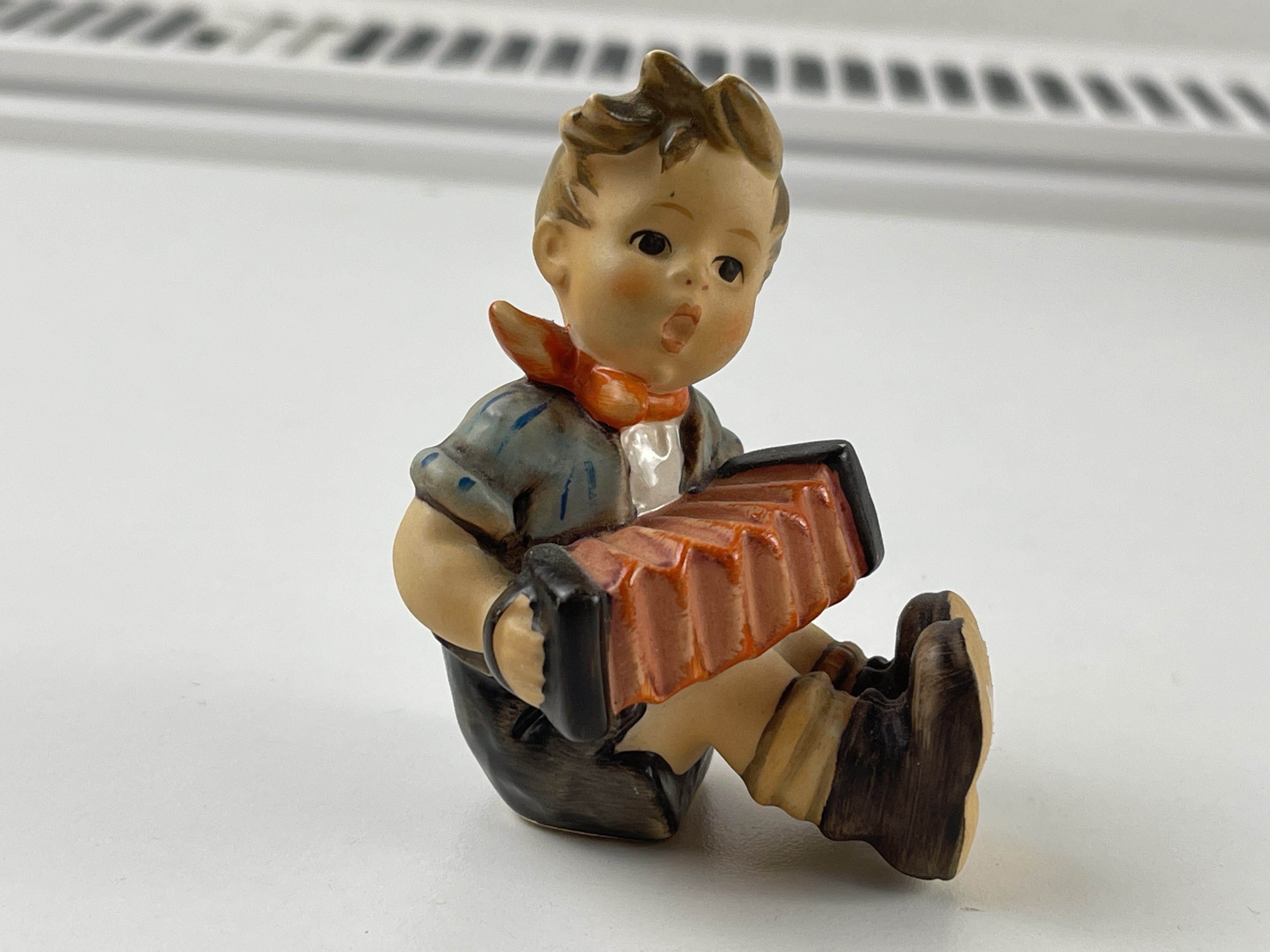 Hummel Figur 390 Junge Akkordeonspieler 7,5 cm. 1 Wahl. Top Zustand  