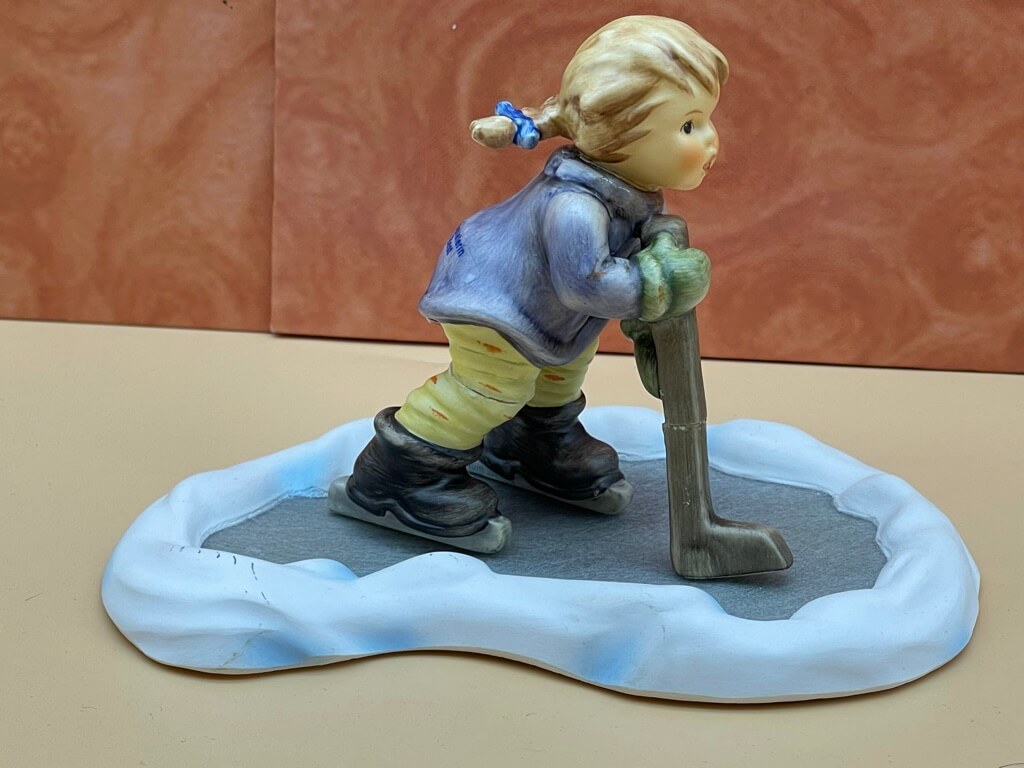 Hummel Figur 2143/A Eishockey Spielerin 9,5 cm. 1 Wahl - Mit Defekt  