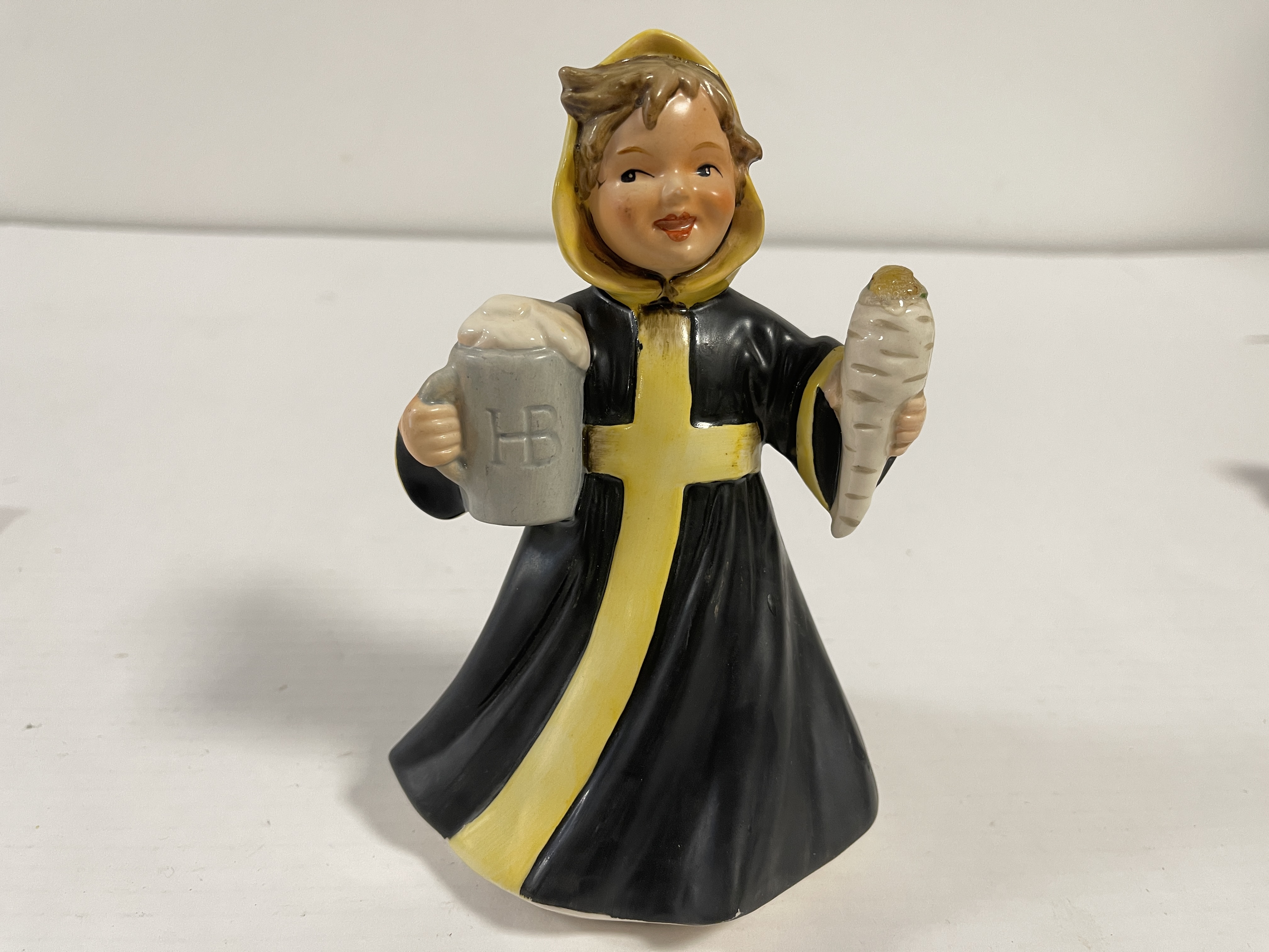 Goebel Figur 17 cm. Kleiner Defekt 