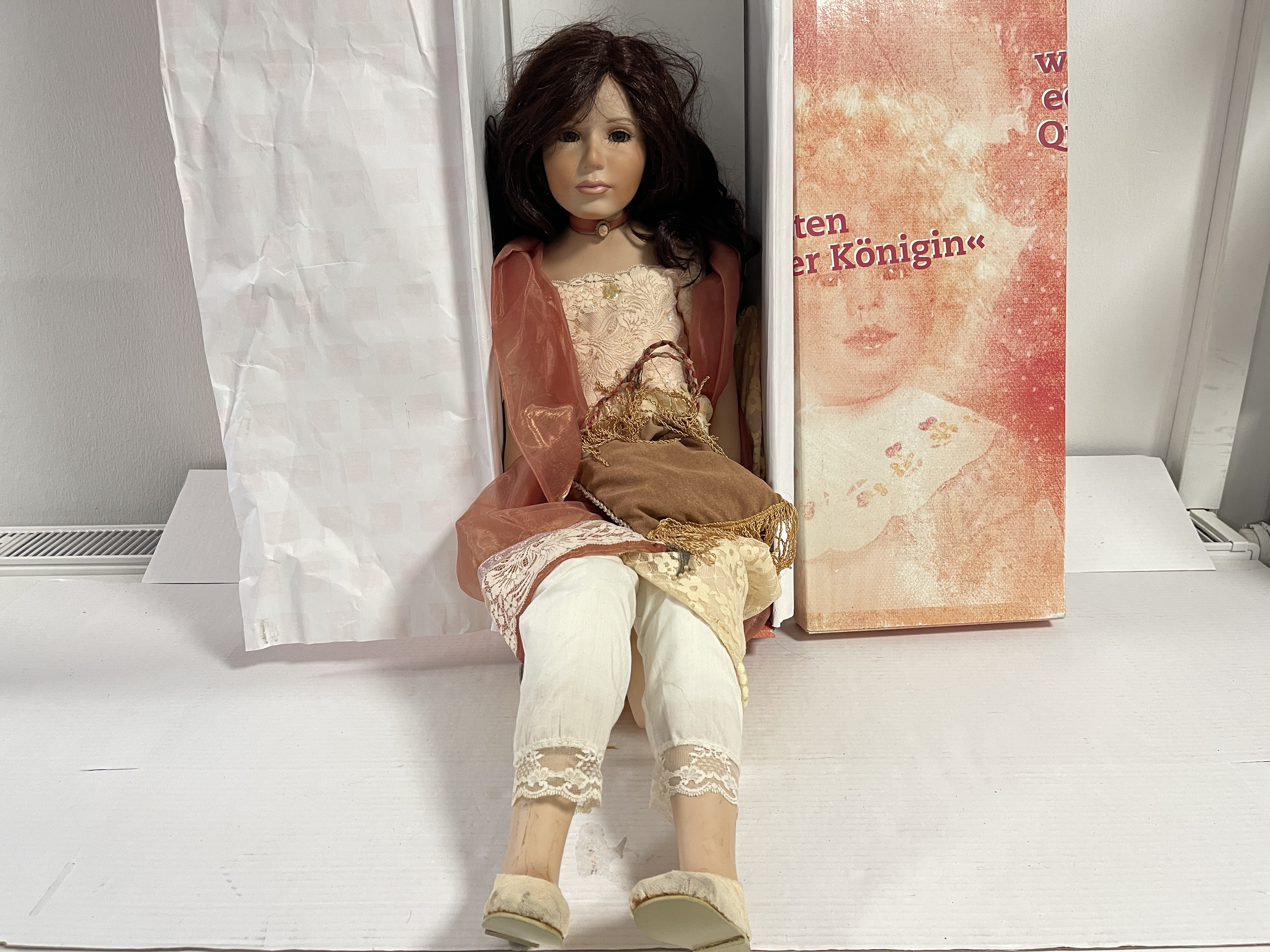 Künstlerpuppe Porzellan Sammler Puppe 98 cm. Raucherhaushalt Zustand siehe Fotos 