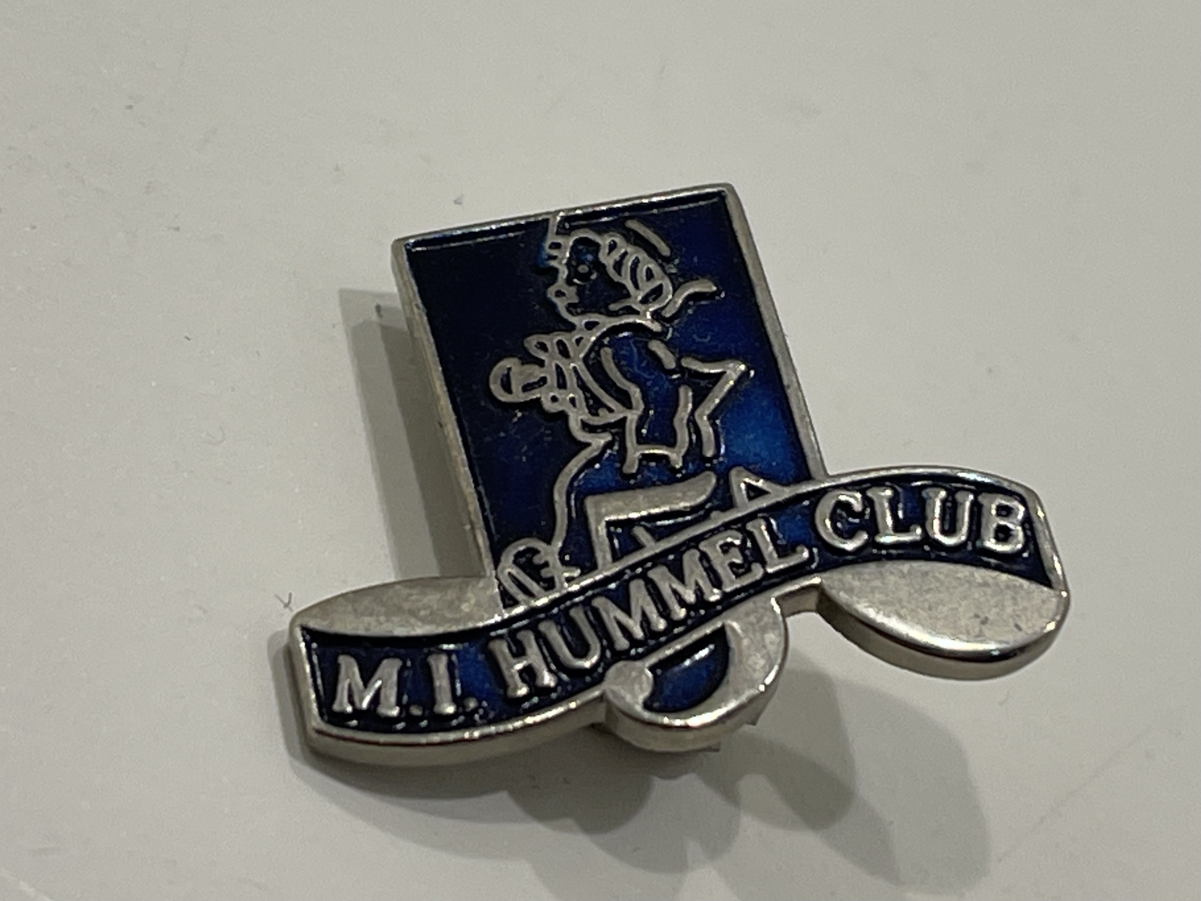  M.I. Hummel Club Brosche Pin 2 cm. 1 Wahl. Top Zustand.   