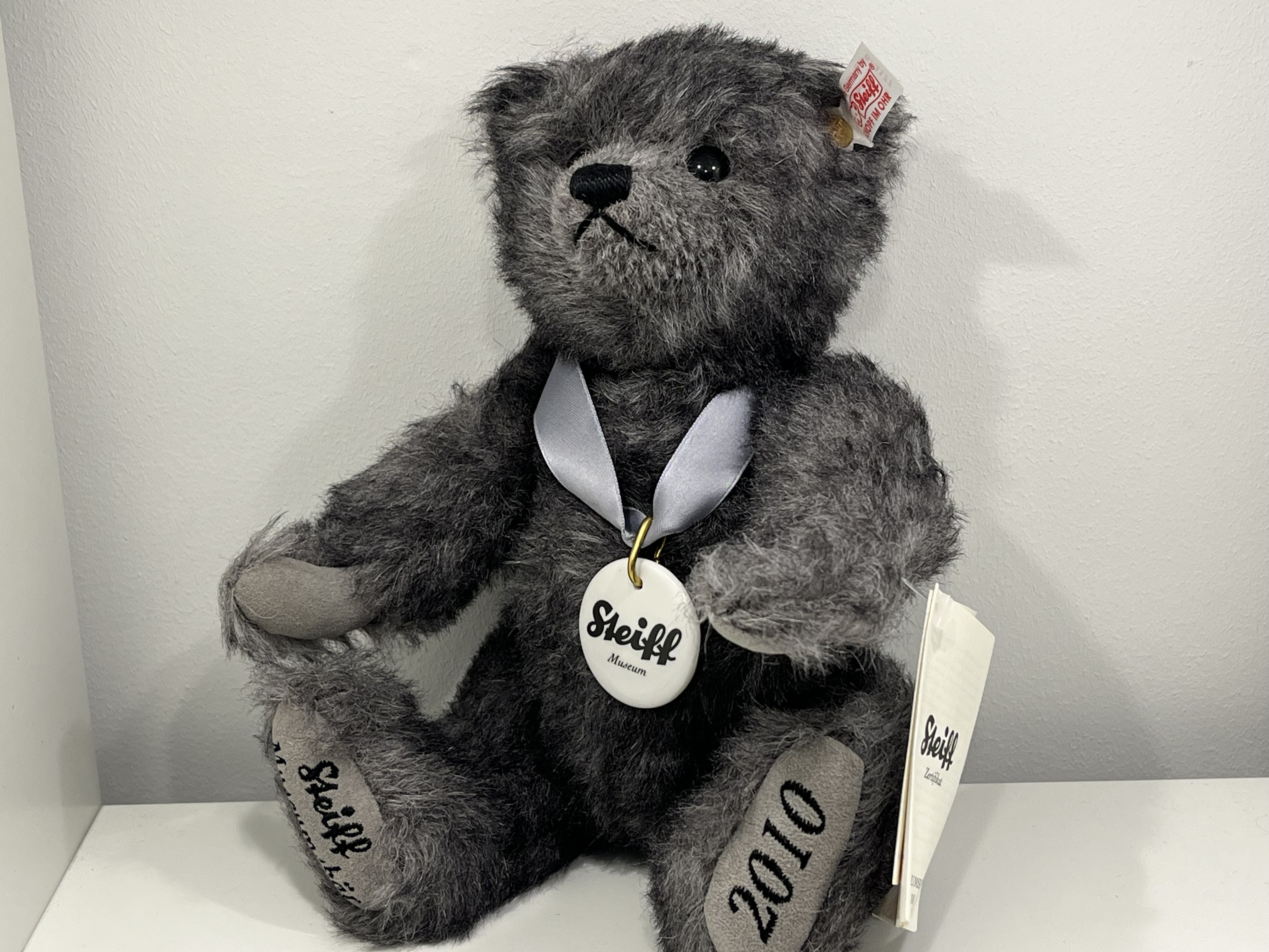 Steiff Tier 673177  Museumsbär 2010 Teddy Bär 26 cm. Top Zustand 