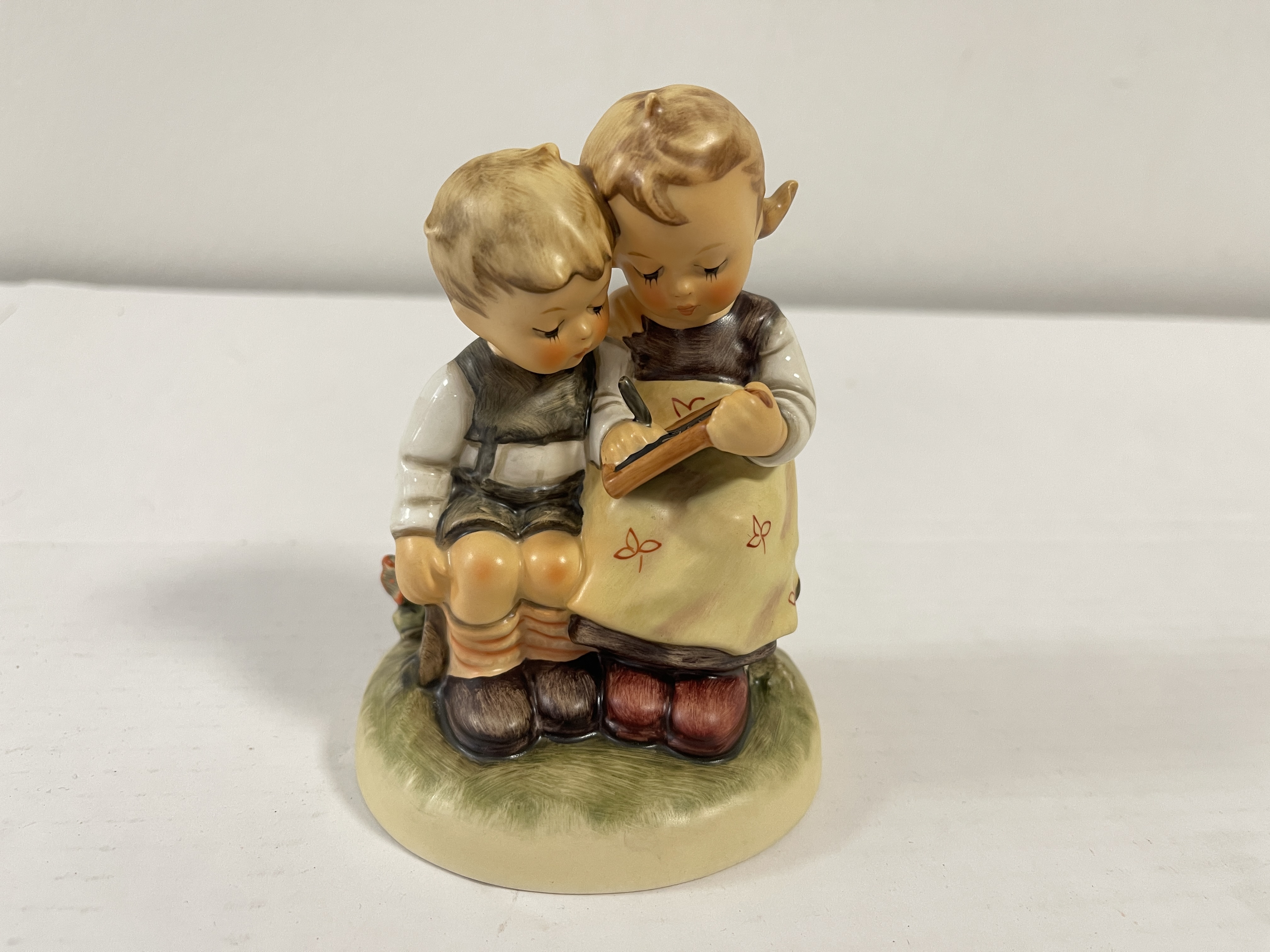  Hummel Figur 346 Das kluge Schwesterlein 12 cm. 1 Wahl. Zustand  siehe Fotos