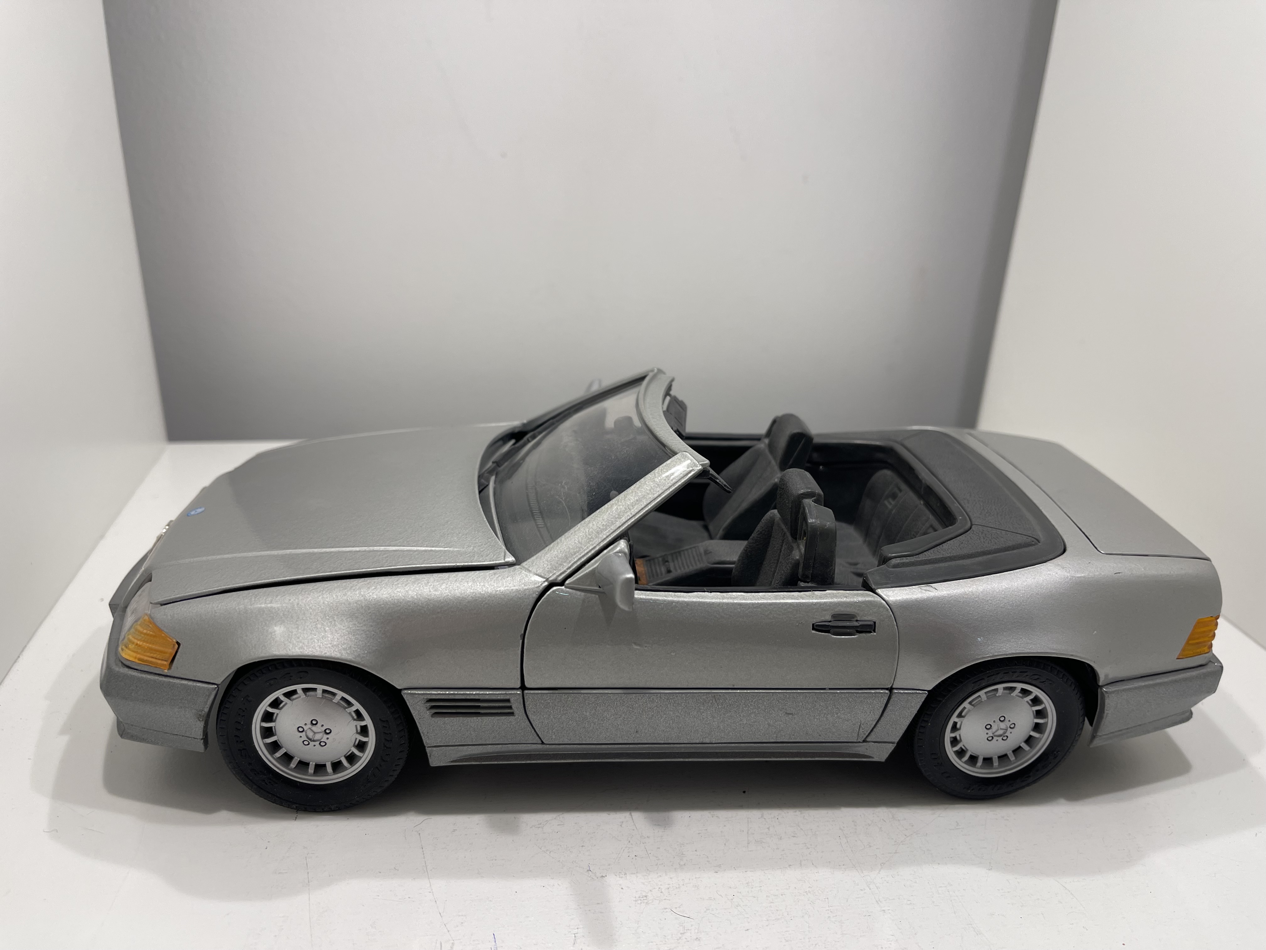 Sammler Modellauto  Mercedes-Benz 500 SL 1:18 Zustand siehe Fotos   