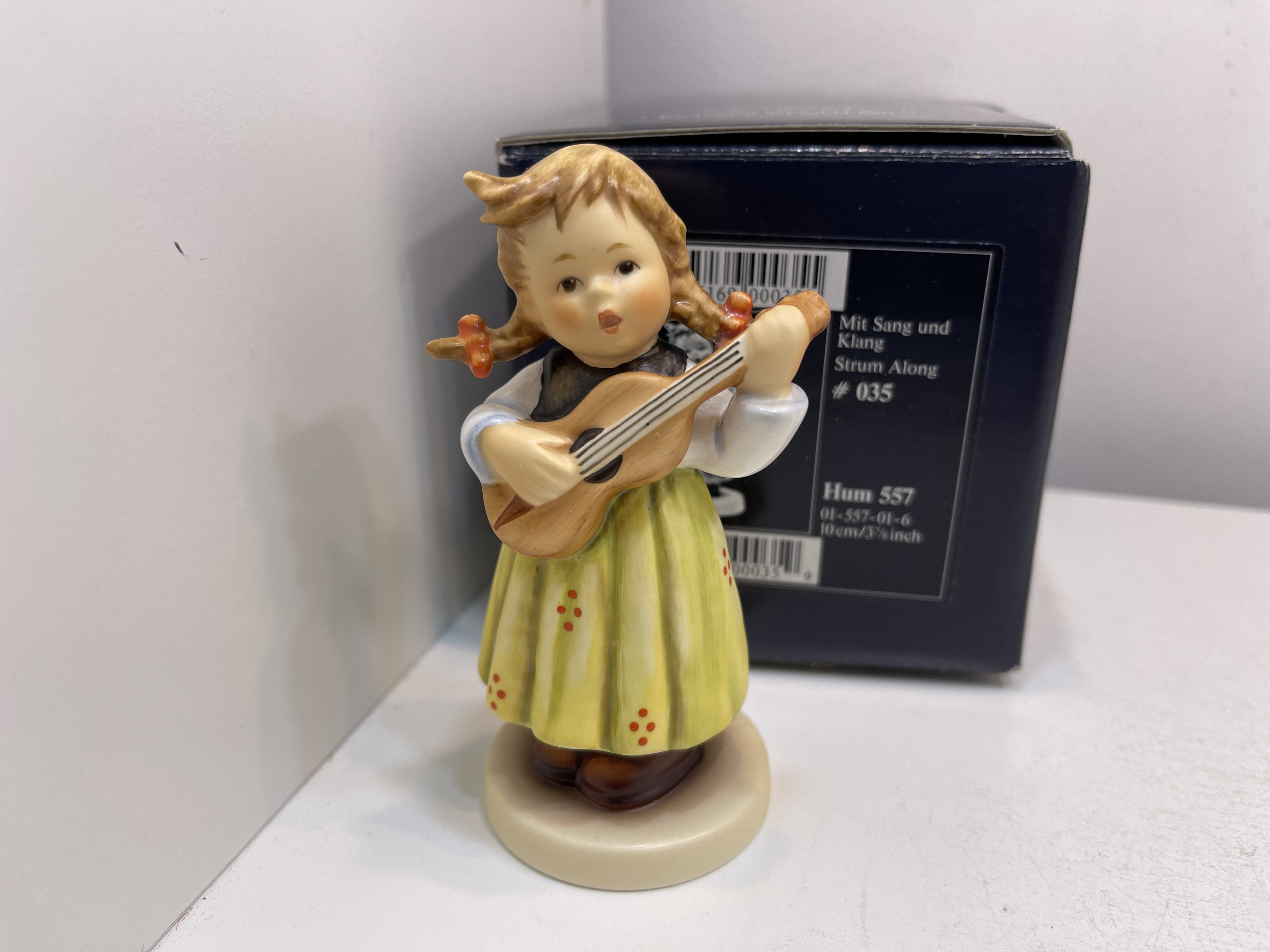 Hummel Figur 557 mit Sang und Klang 10 cm. ovp 1 Wahl. Top Zustand   Hummel Figur 557 mit Sang und Klang 10 cm. ovp 1 Wahl. Top Zustand