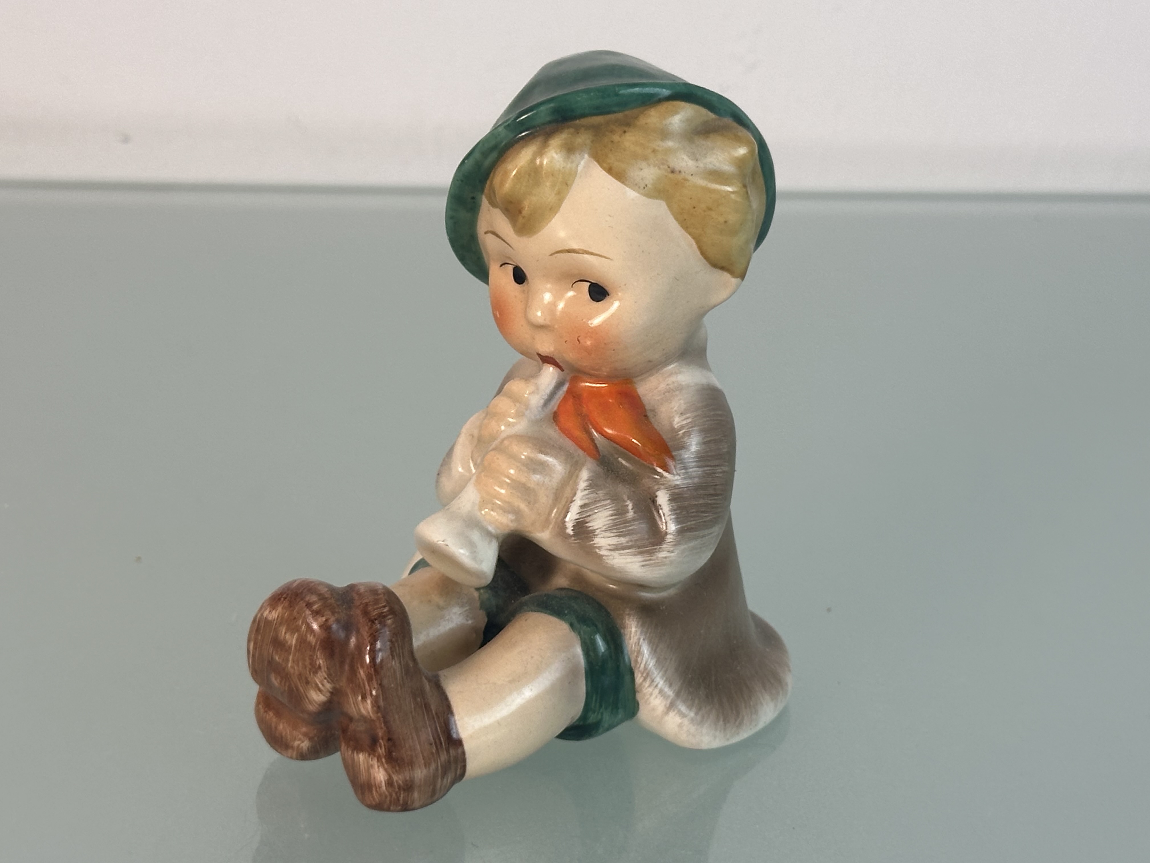Hummel Figur Junge mit Flöte 10 cm. 1 Wahl Top Zustand
