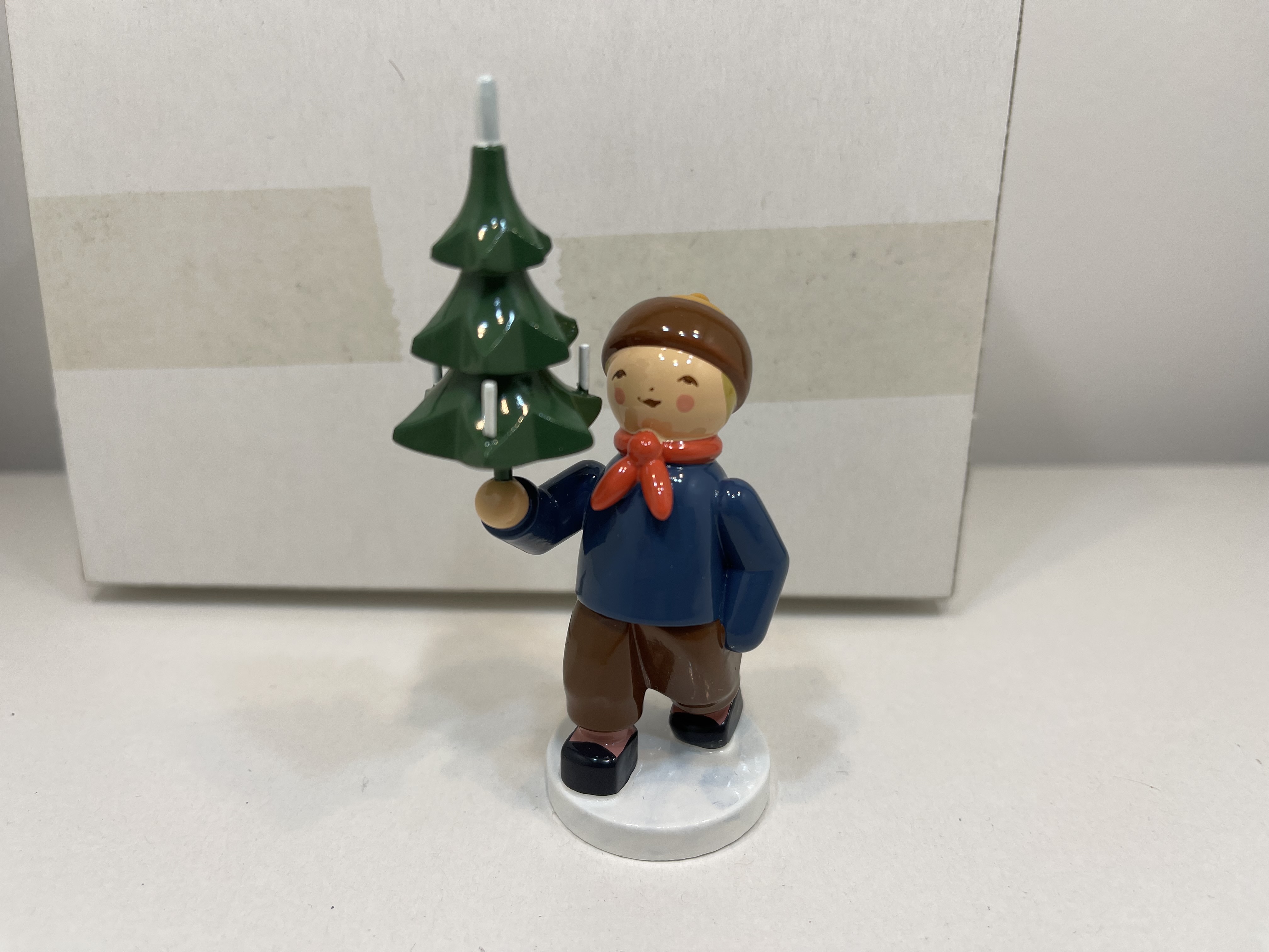 Wendt und Kühn Erzgebirge Figur Junge mit Baum 8,5 cm + OVP - Top Zustand  