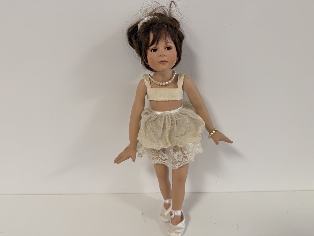 Künstlerpuppe Puppe Monika Levenig Porzellan Puppe 46 cm. Guter Zustand 