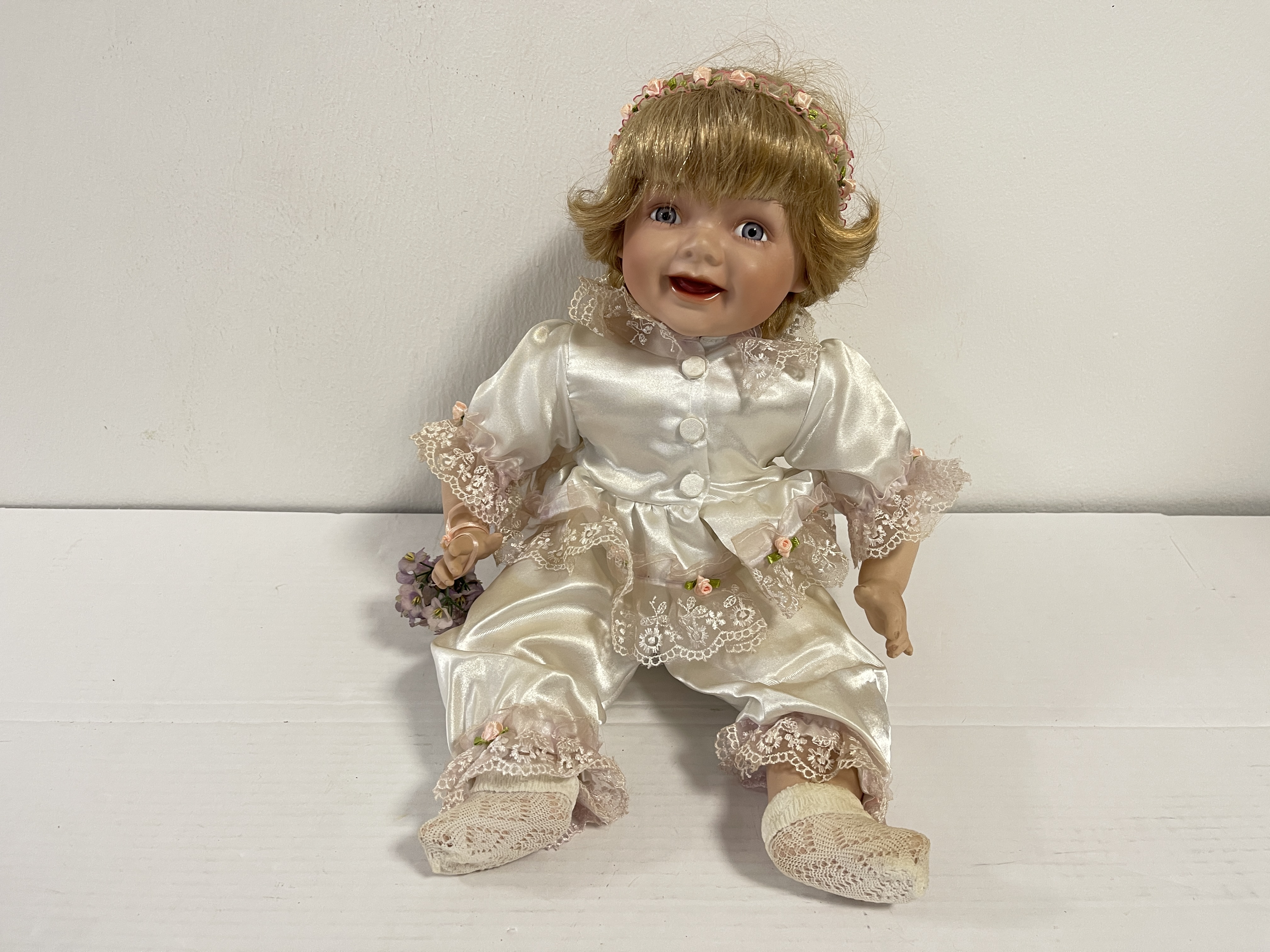 Künstlerpuppe Porzellan Sammler Puppe 26 cm. Raucherhaushalt Zustand siehe Fotos 