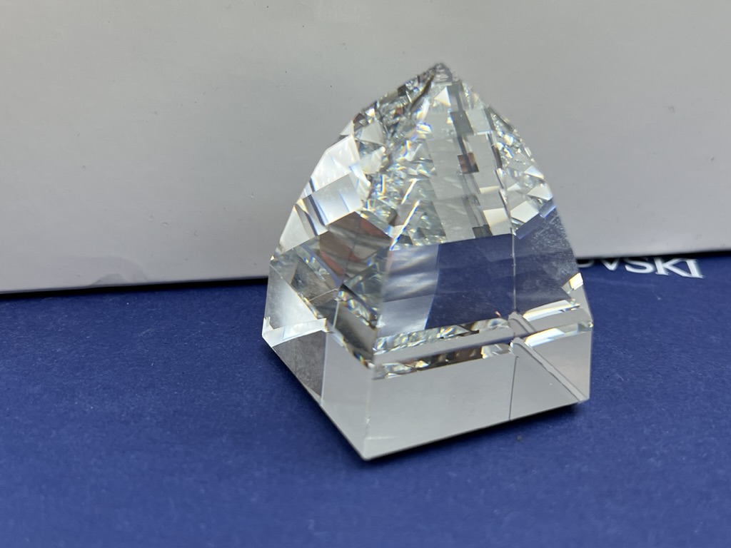  Swarovski Figur Kristall Briefbeschwerer Pyramide 6 cm. Top Zustand.  