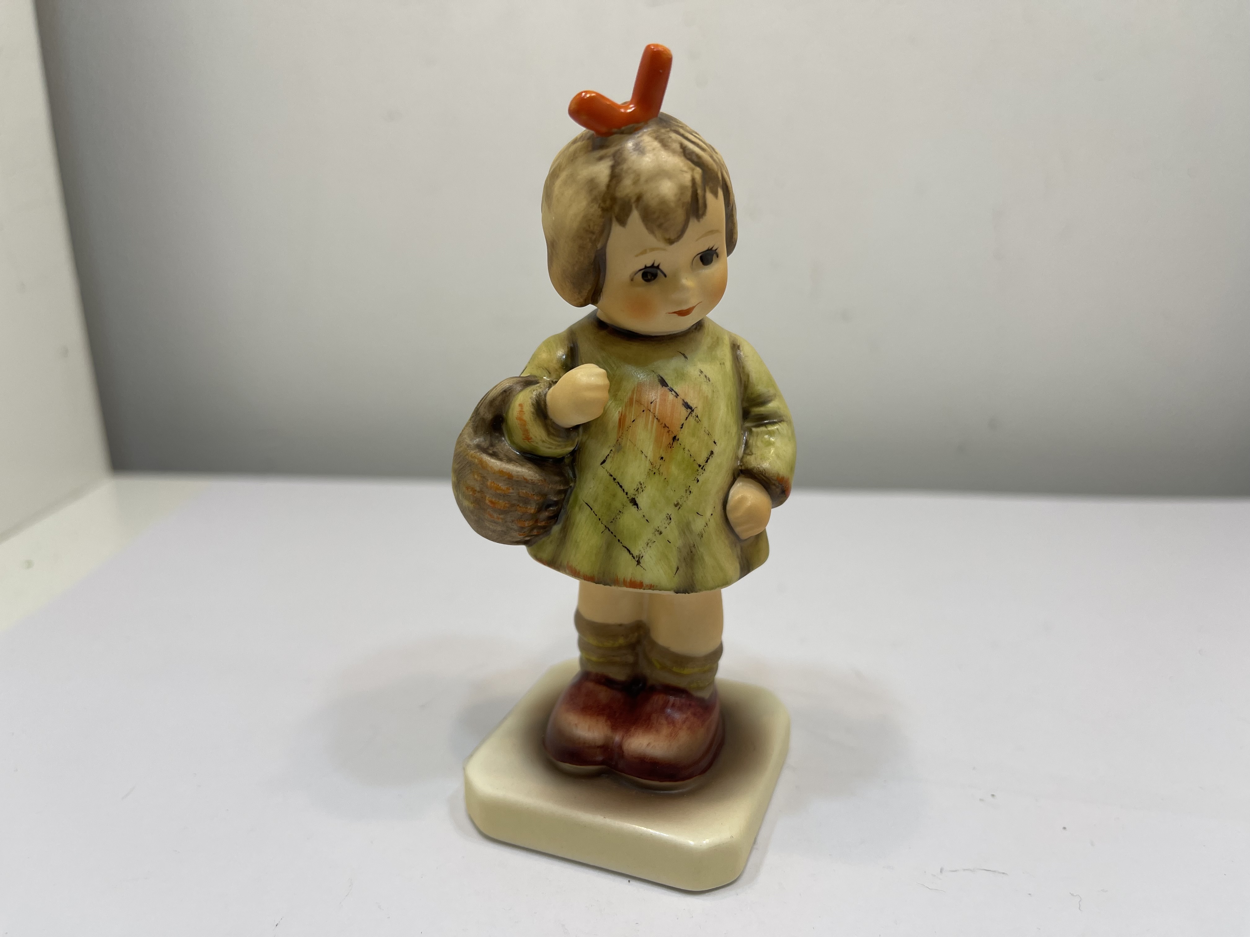 M.I. Hummel Figur 479 Ich bring Dir was 10 cm. 1 Wahl. Top Zustand 