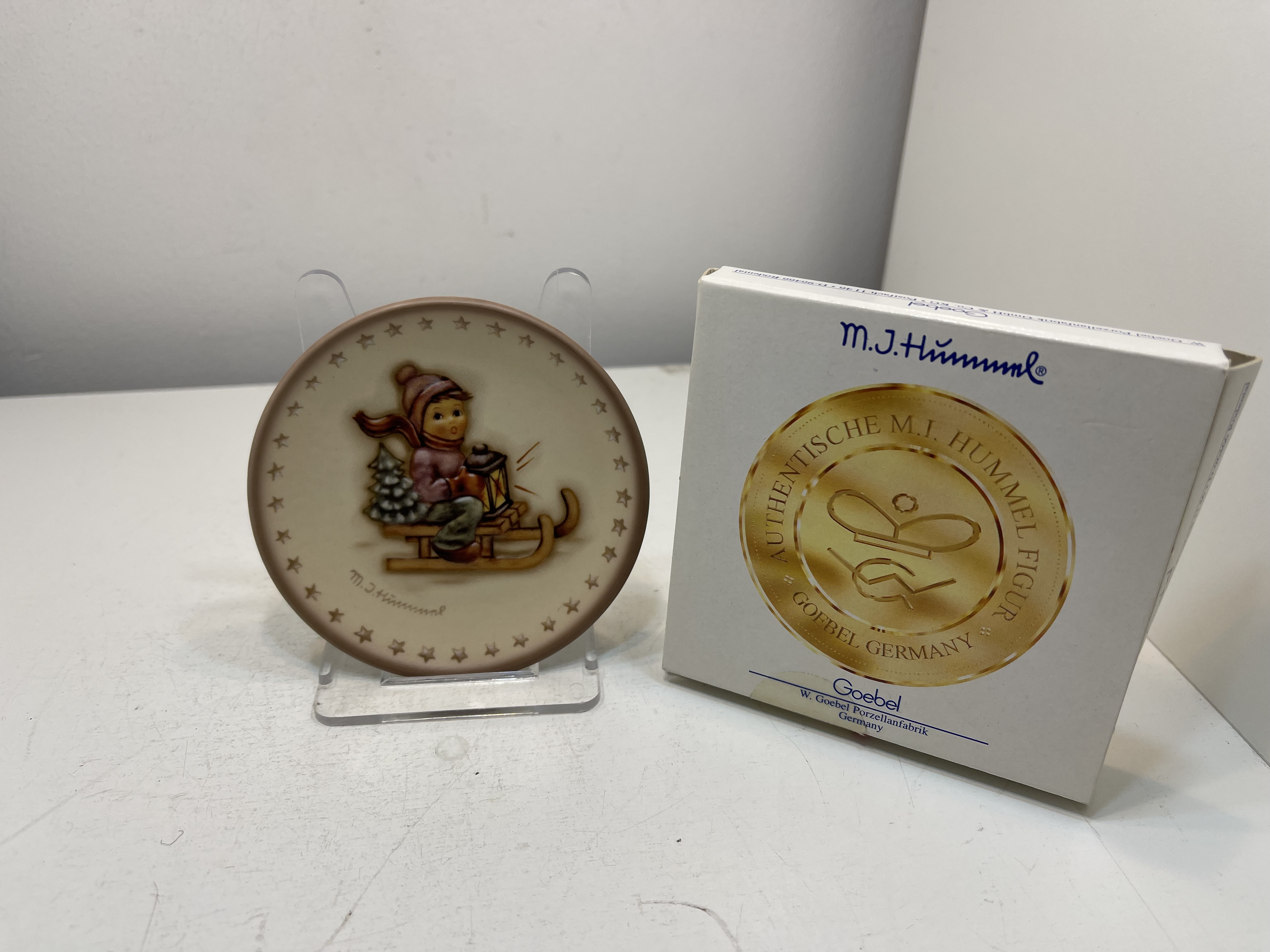 M.I. Hummel Miniteller Porzellan 10 cm Ø. 1 Wahl OVP. Top Zustand.     M.I. Hummel Miniteller Porzellan 10 cm Ø. 1 Wahl OVP. Top Zustand.