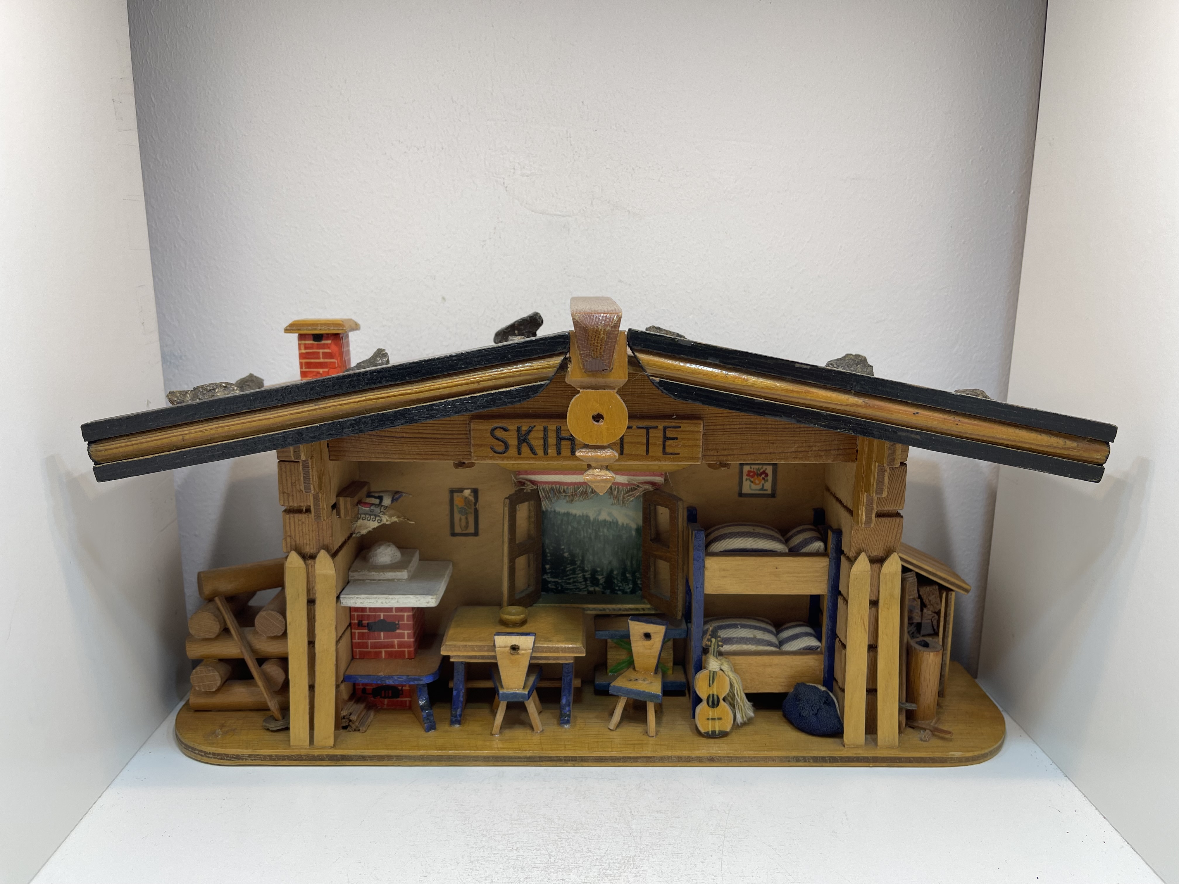 Erzgebirge Sammler Holz Figur Skihütte 16 x 30 x 10 cm. Top Zustand 