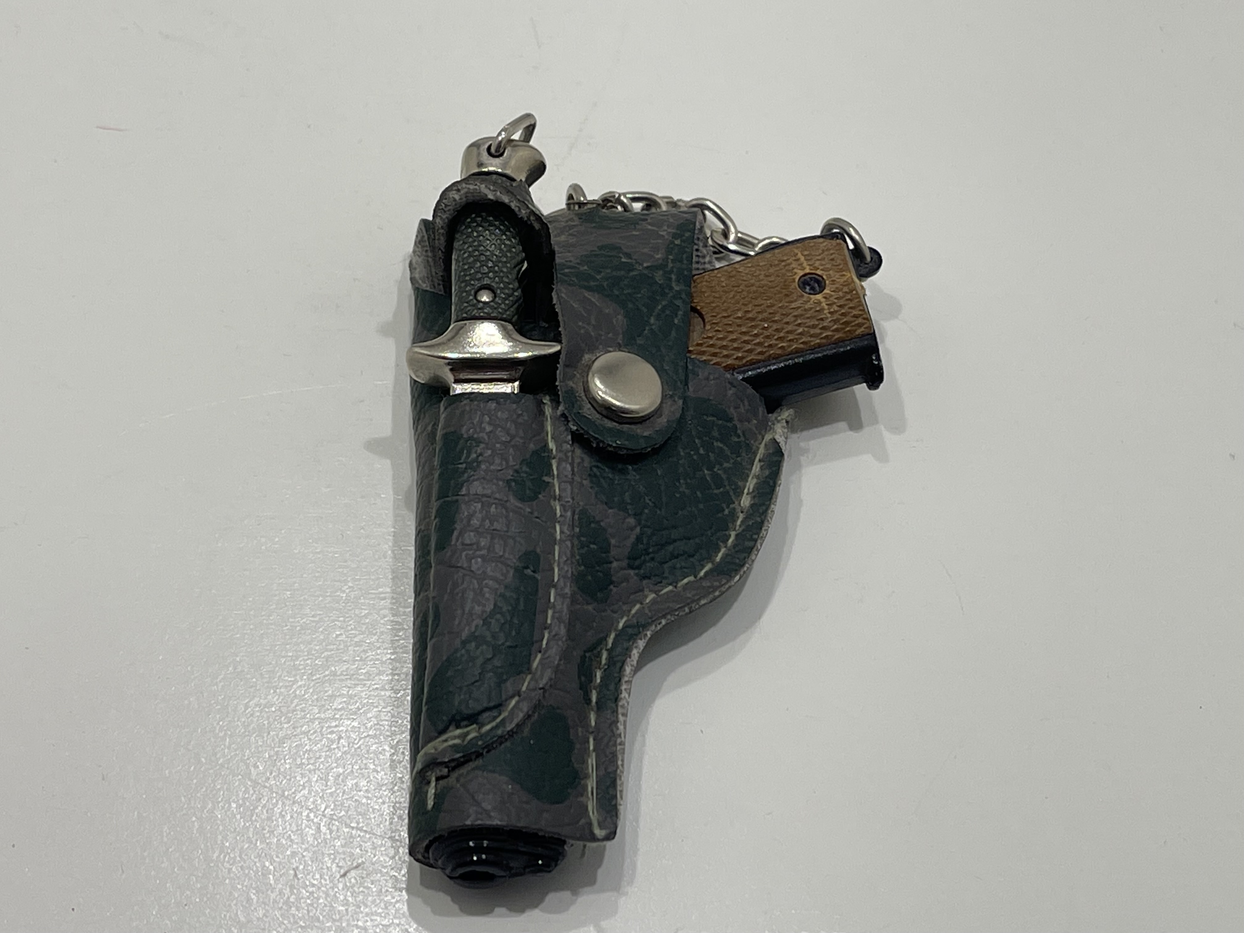 Figur Schlüsselanhänger Retro Vintage Pistole 6 x 8,5 cm + Survival Messer 8cm. Top Zustand    