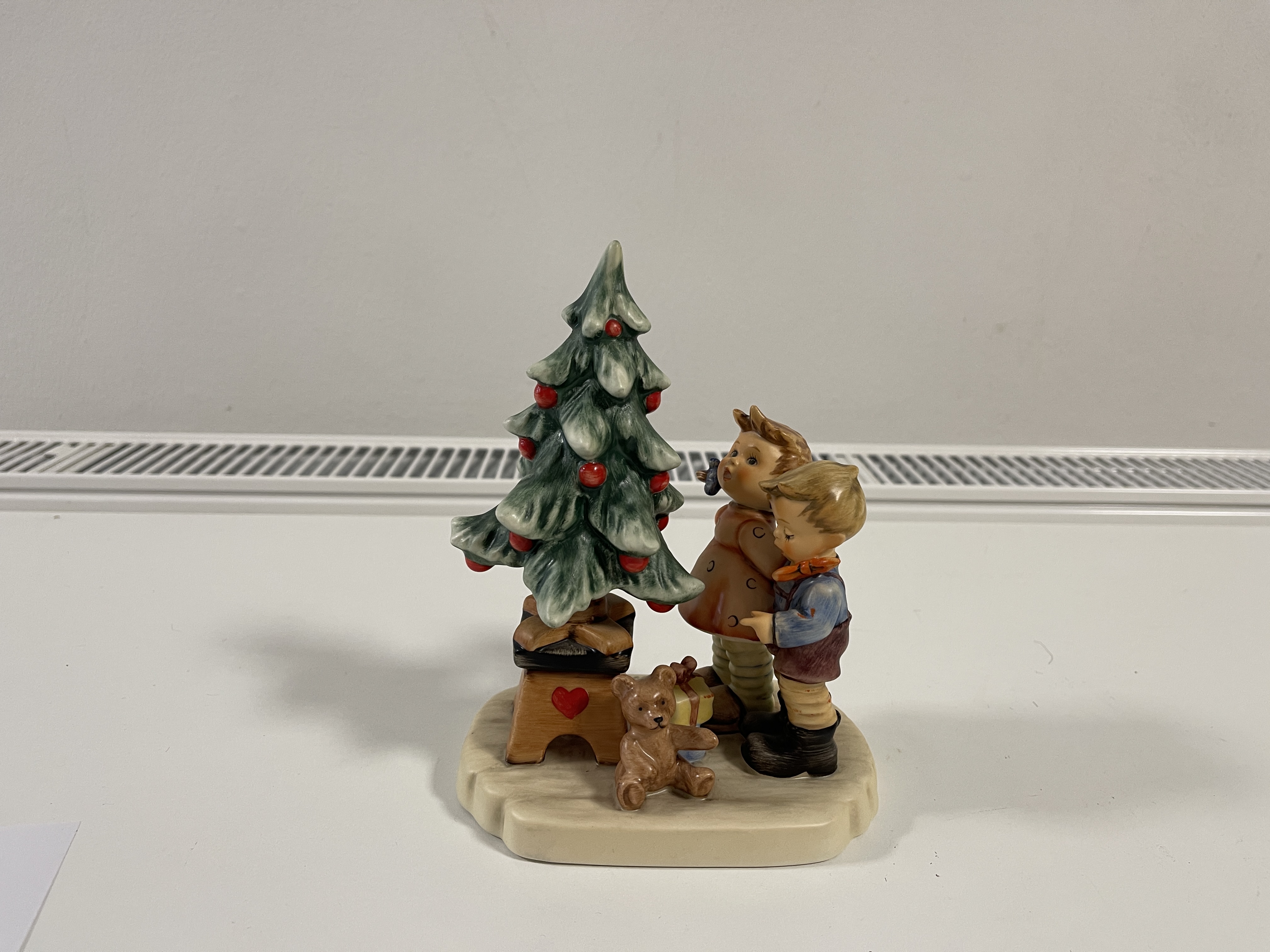 Hummel Figur 2015 Am Weihnachtsbaum 17,5 cm. 2 Wahl - Top Zustand