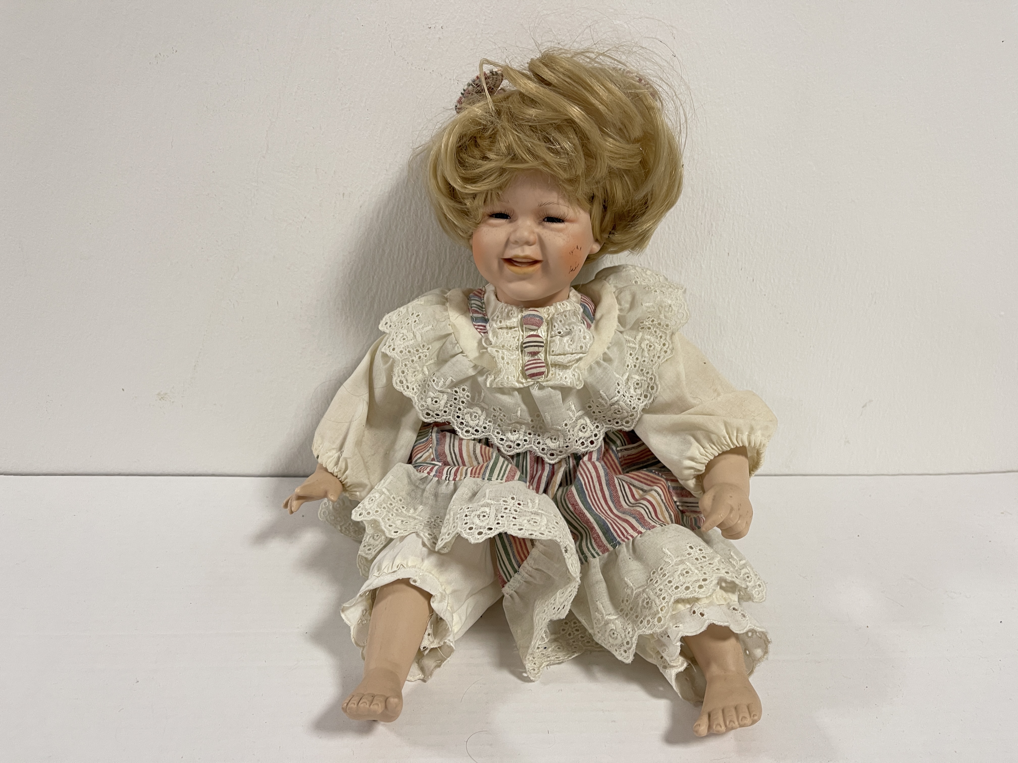  Künstlerpuppe Puppe Porzellan 40 cm. Zustand siehe Fotos 