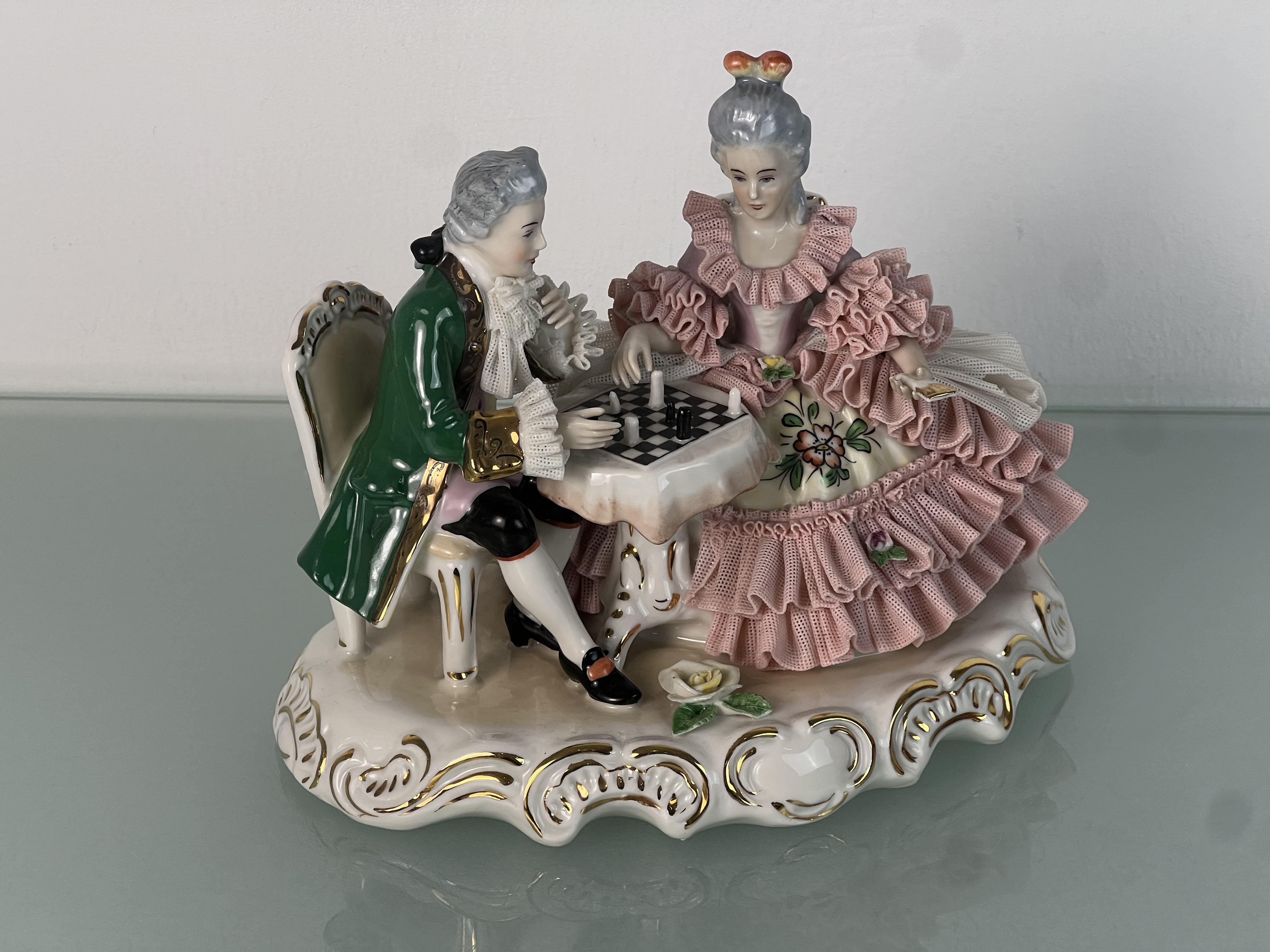 Porzellan Figur Kavalier und Dame beim Schachspiel 21 cm Lang / 14,5 cm Breit / 17 cm Hoch. Zustand siehe Fotos