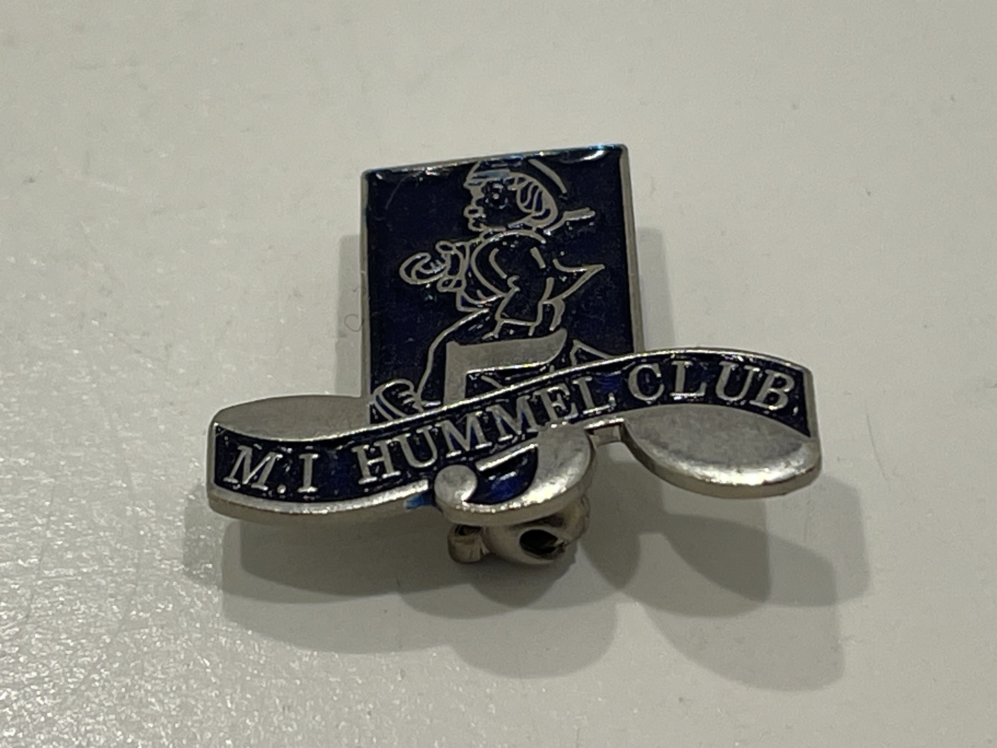  M.I. Hummel Club Brosche Pin 2 cm. 1 Wahl. Top Zustand.  