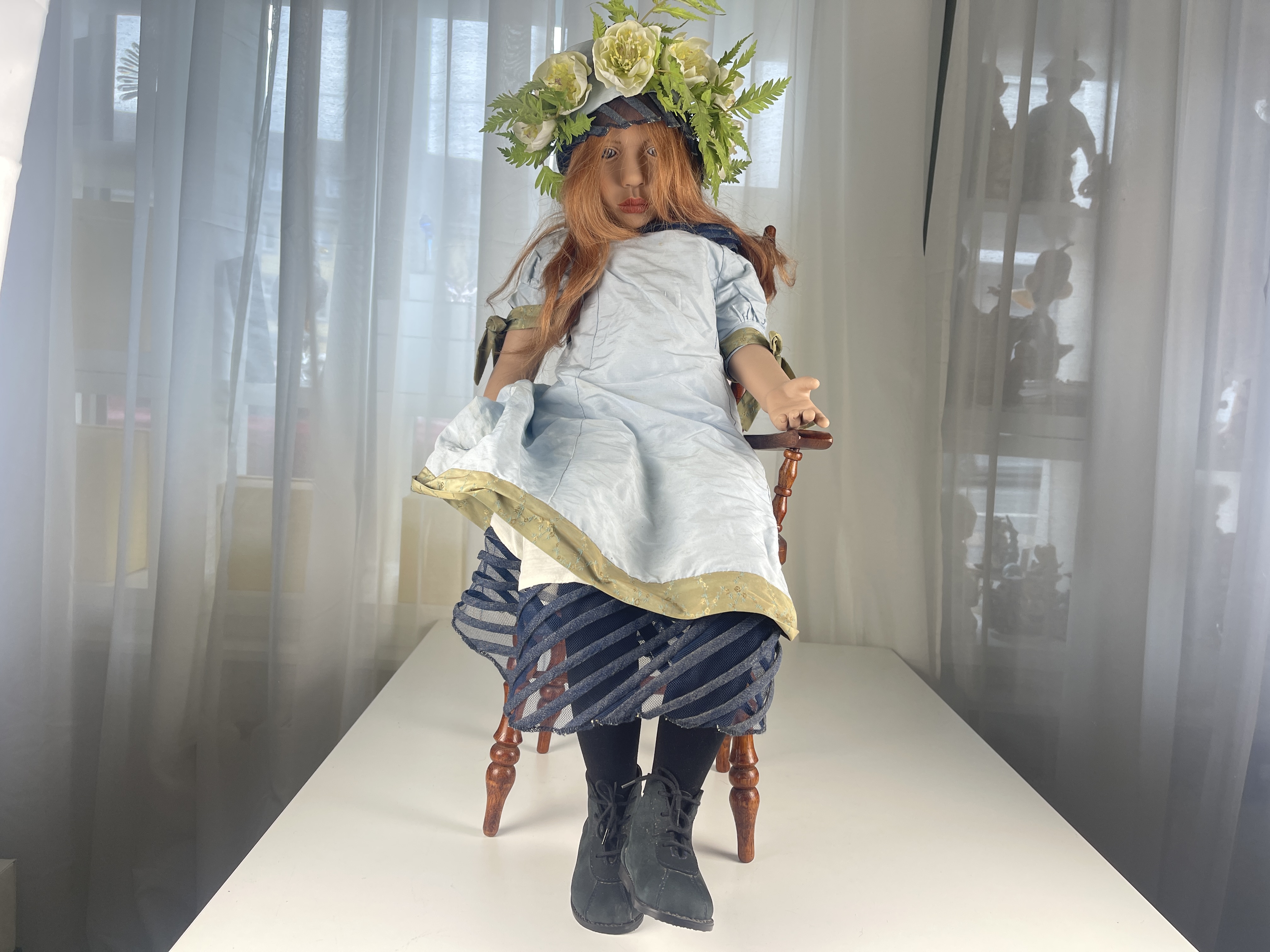 Künstlerpuppe Vinyl Puppe 78 cm. Top Zustand (Ohne Stuhl)