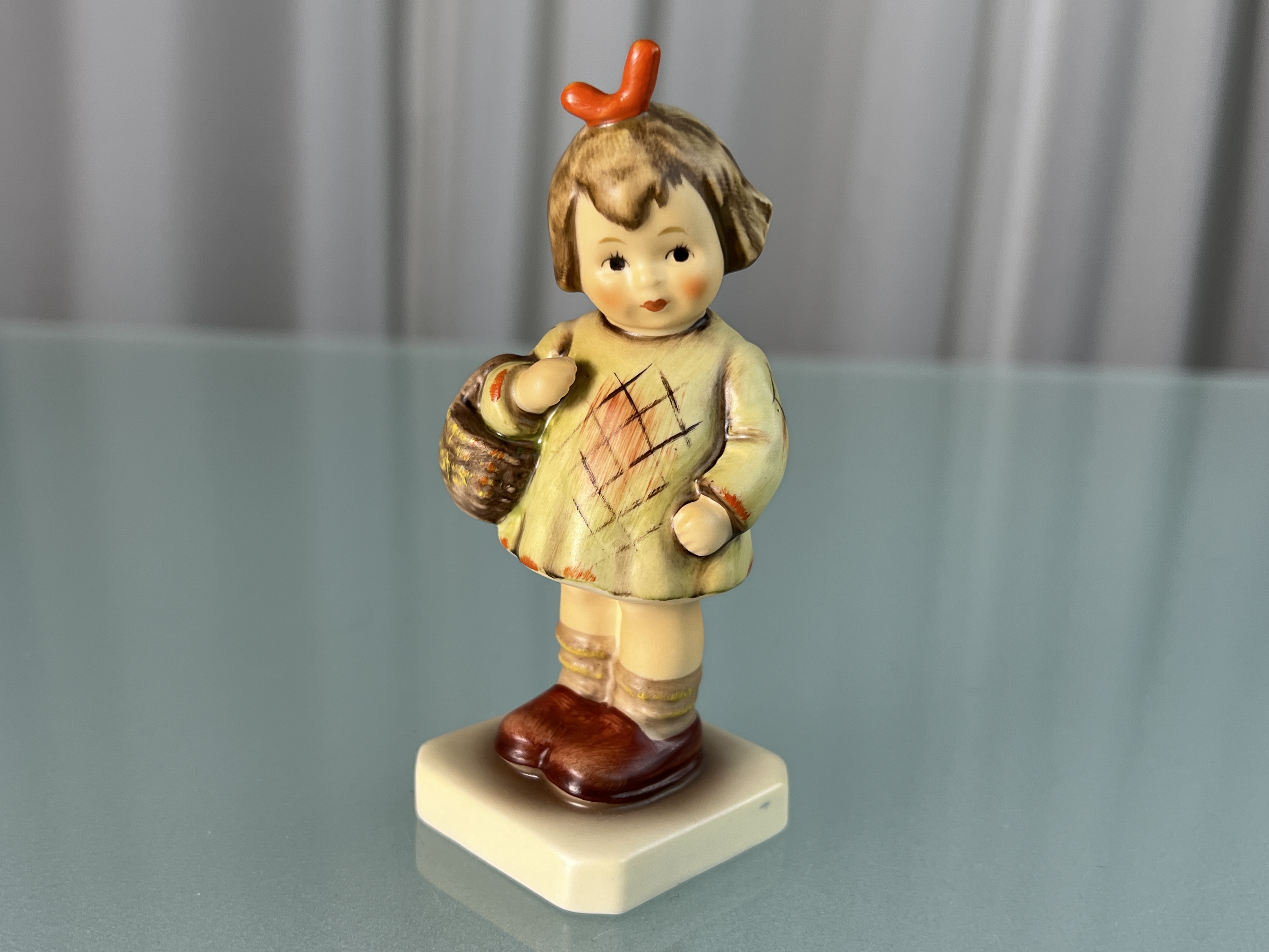 M.I. Hummel Figur 479 Ich bring Dir was 10 cm. 1 Wahl. Top Zustand 