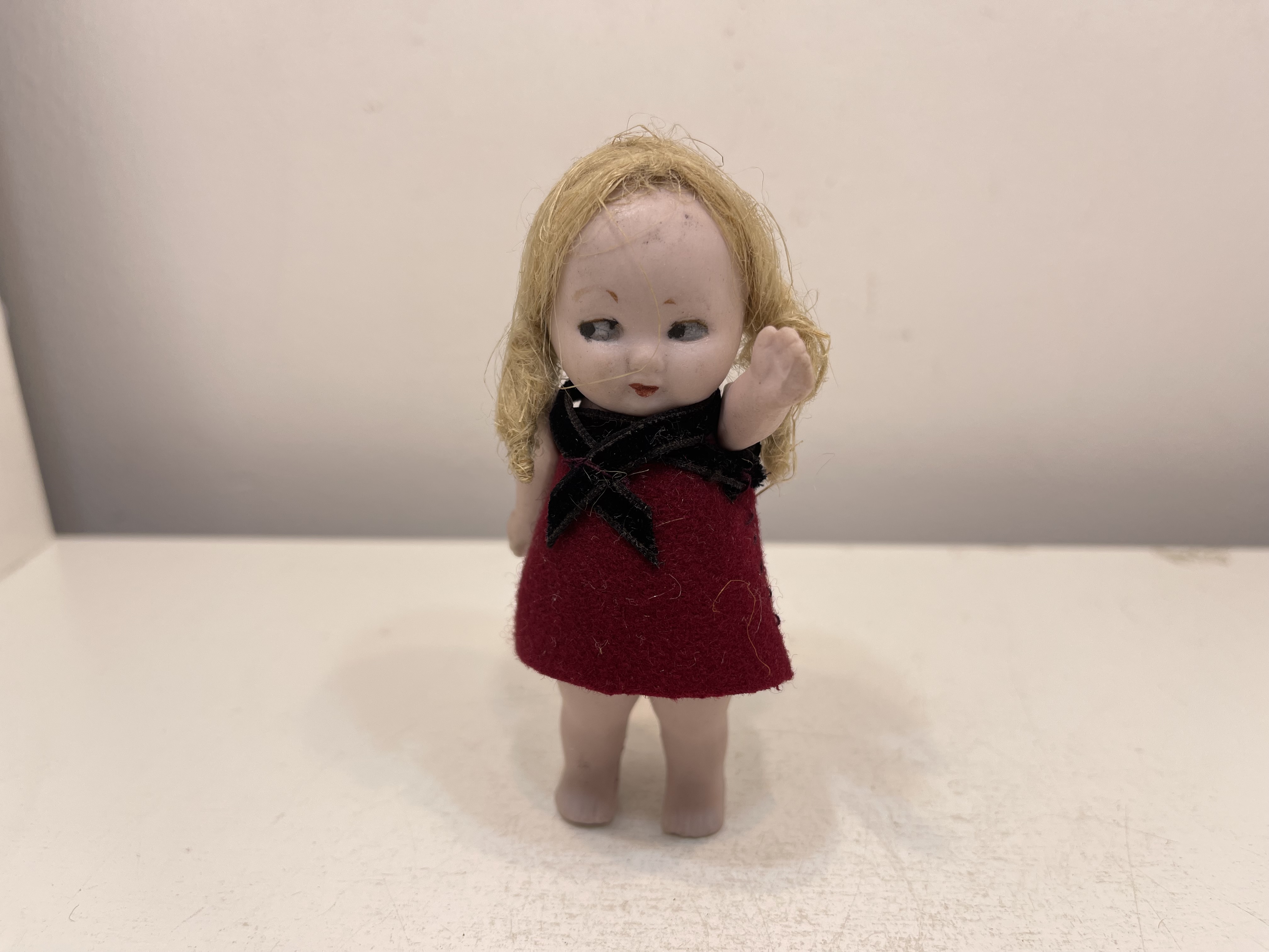 Alte Puppe Sammler Porzellan Kopf Puppe 9 cm. Zustand siehe Fotos