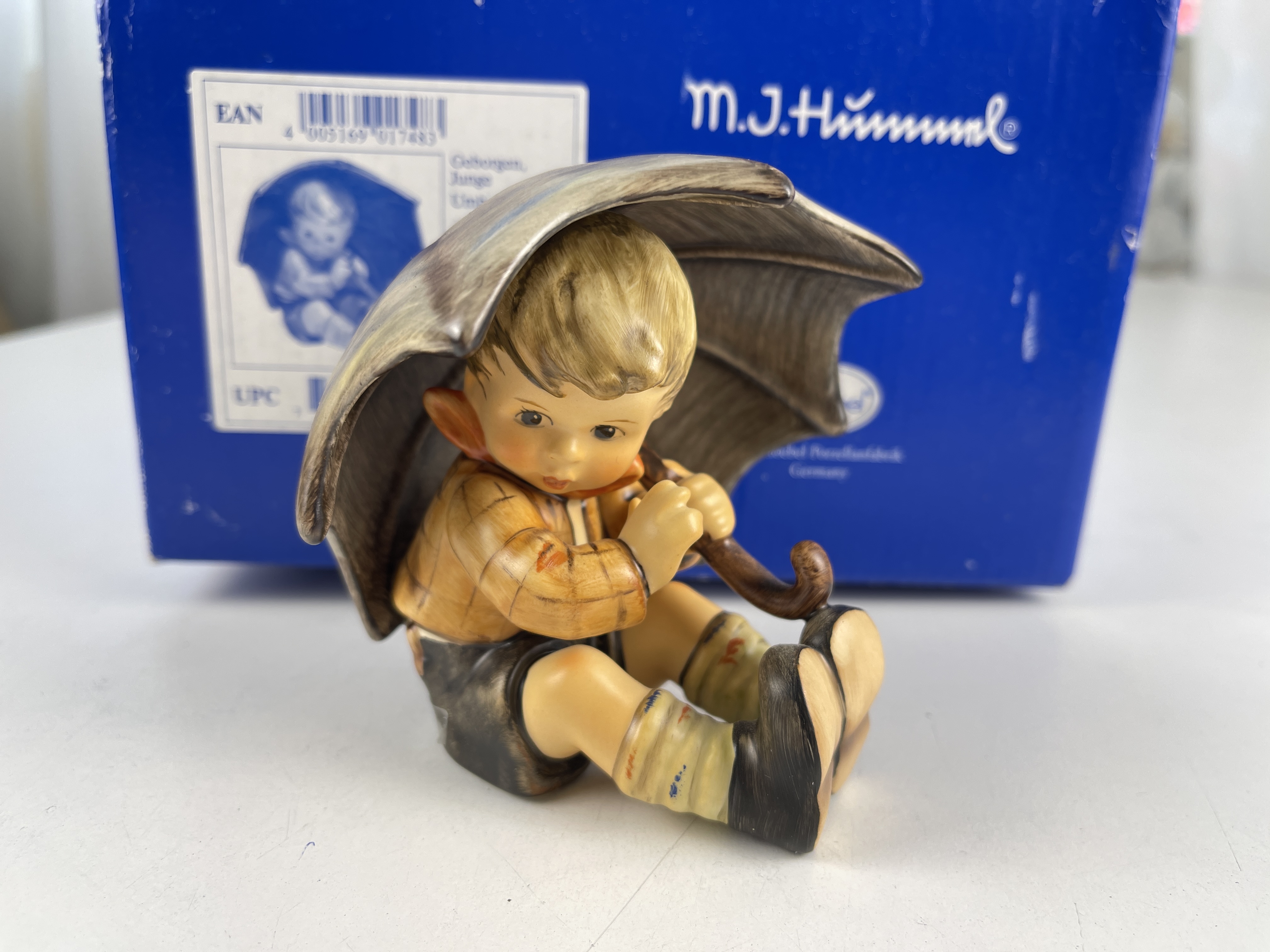 Hummel Figur 152/A/2/0 Geborgen Junge 9 cm. 1 Wahl - Top Zustand OVP