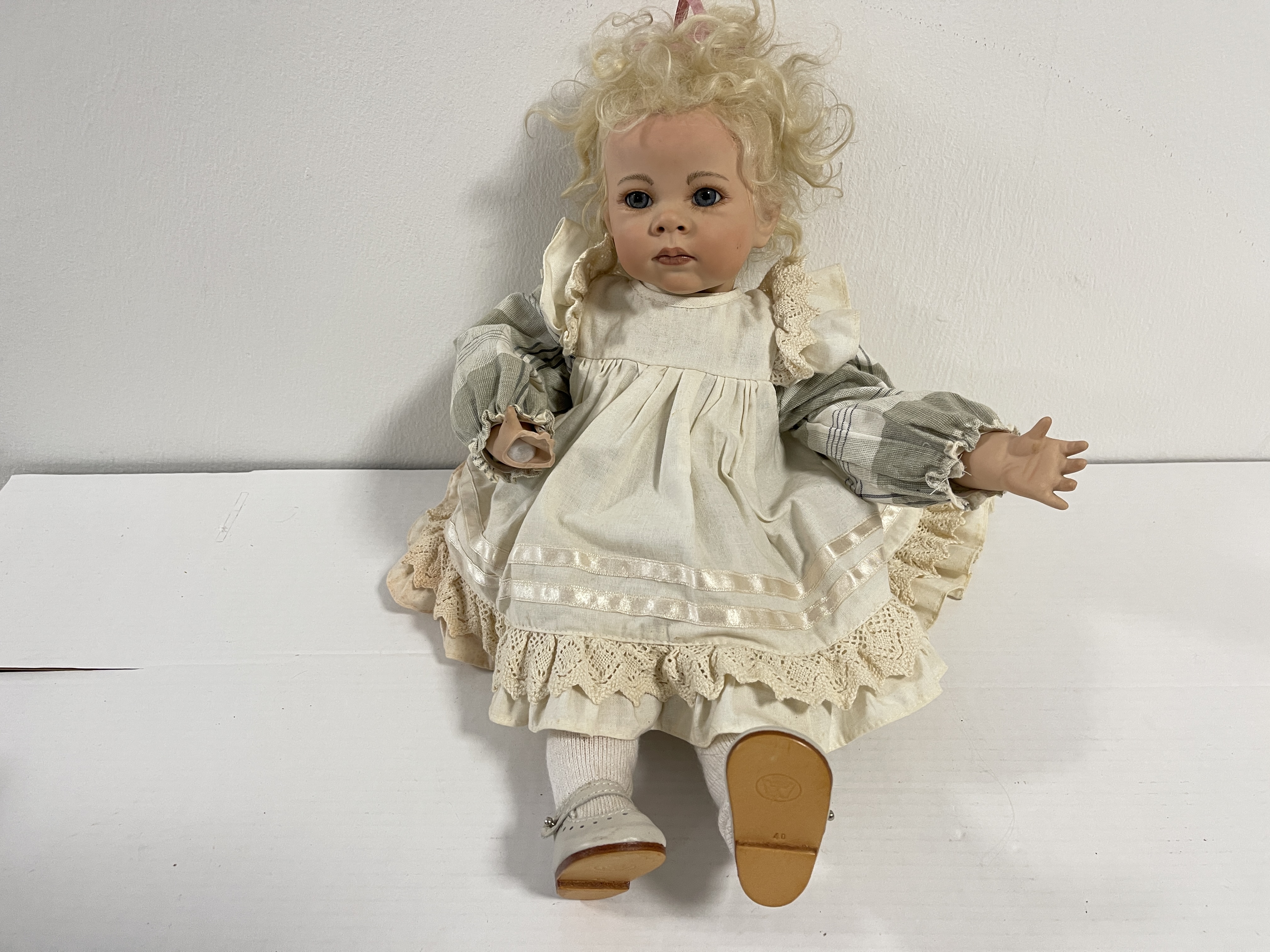 Künstlerpuppe Porzellan Puppe 42 cm. Defekt an der Hand