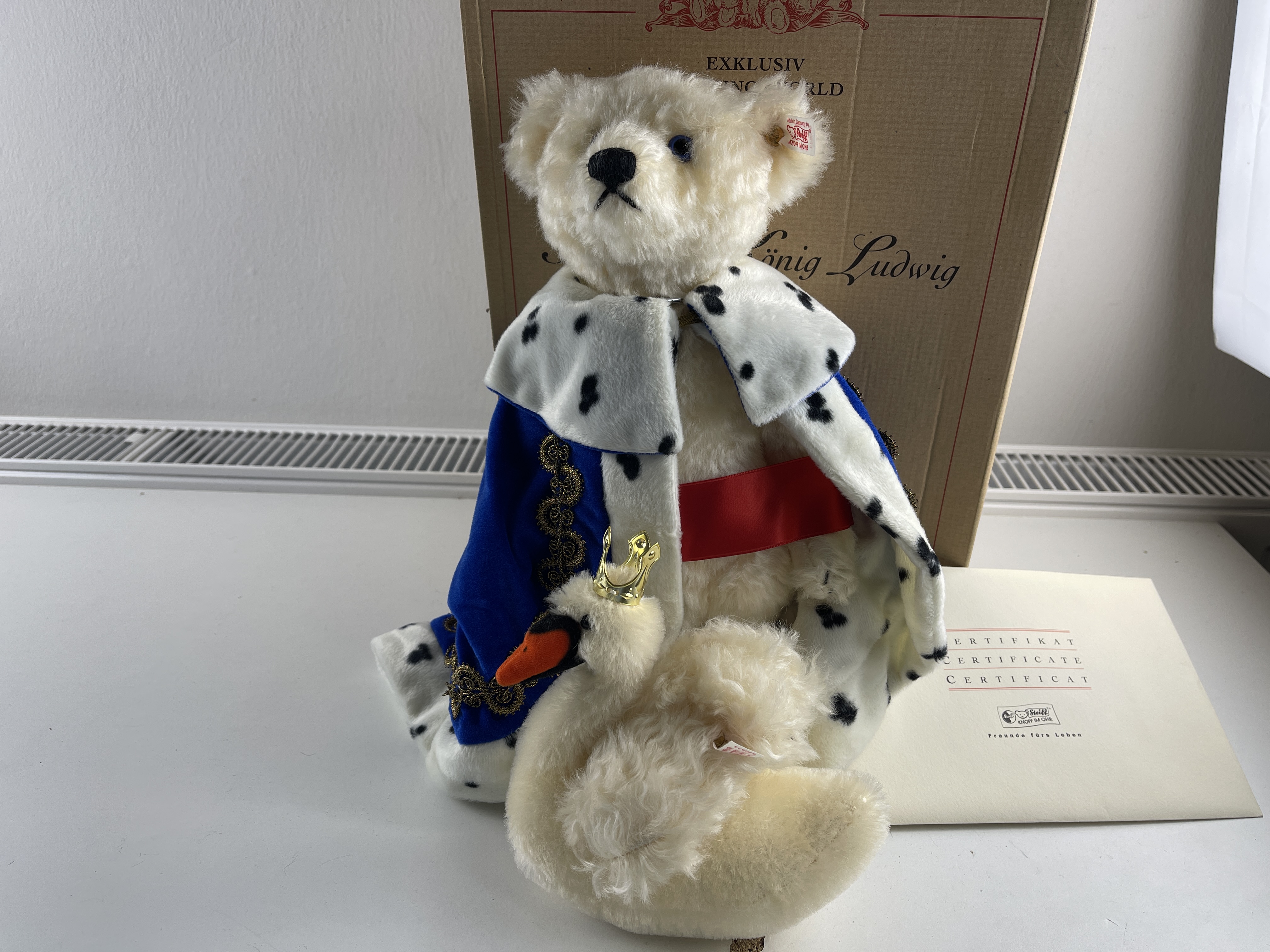 Steiff Tier 670633 König Ludwig mit Schwan 35 cm. Ovp & Zertifikat - Rauchgeruch