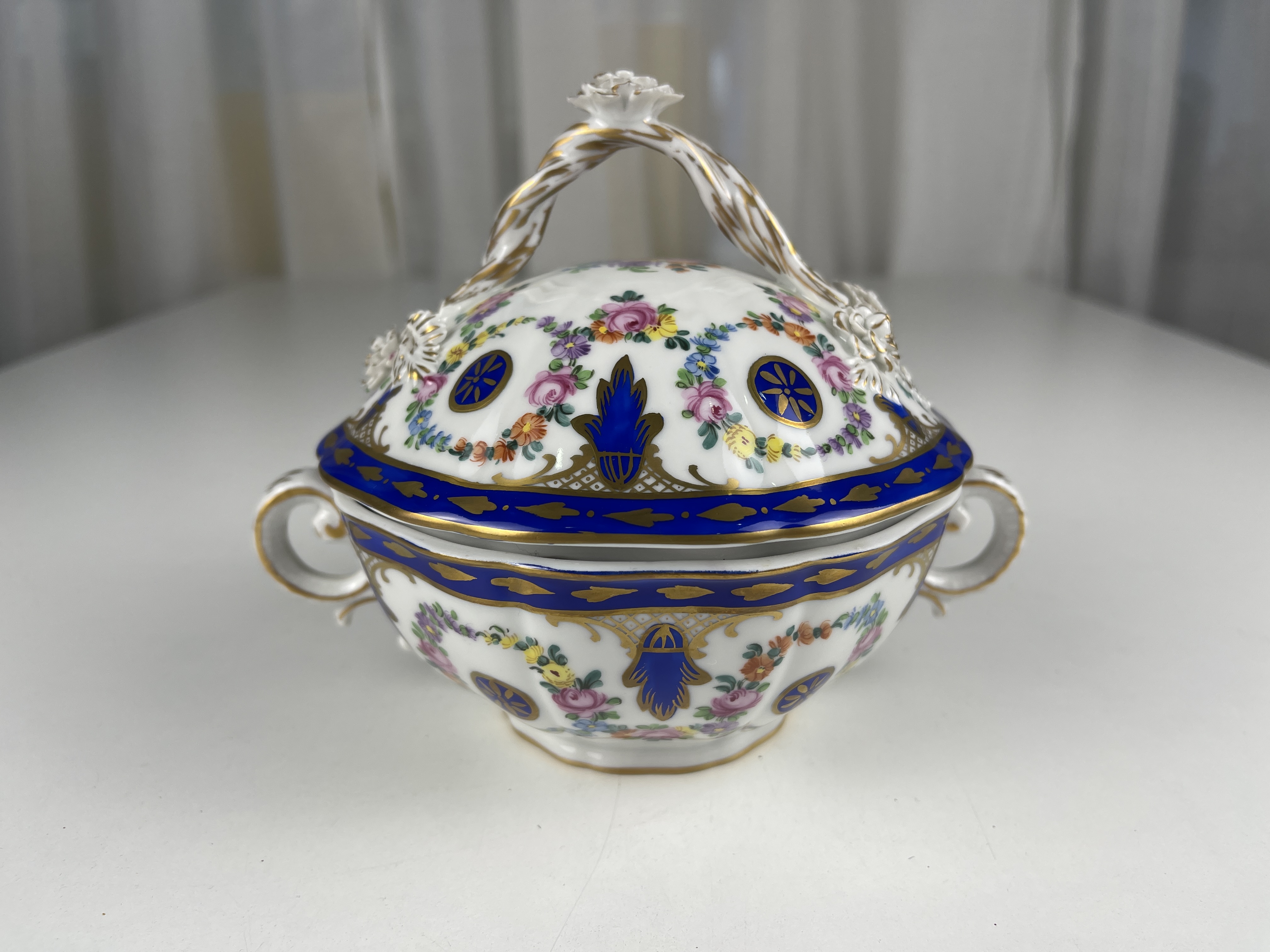 Potschappel Dresden Porzellan Deckeldose 15 cm.  Guter Zustand 