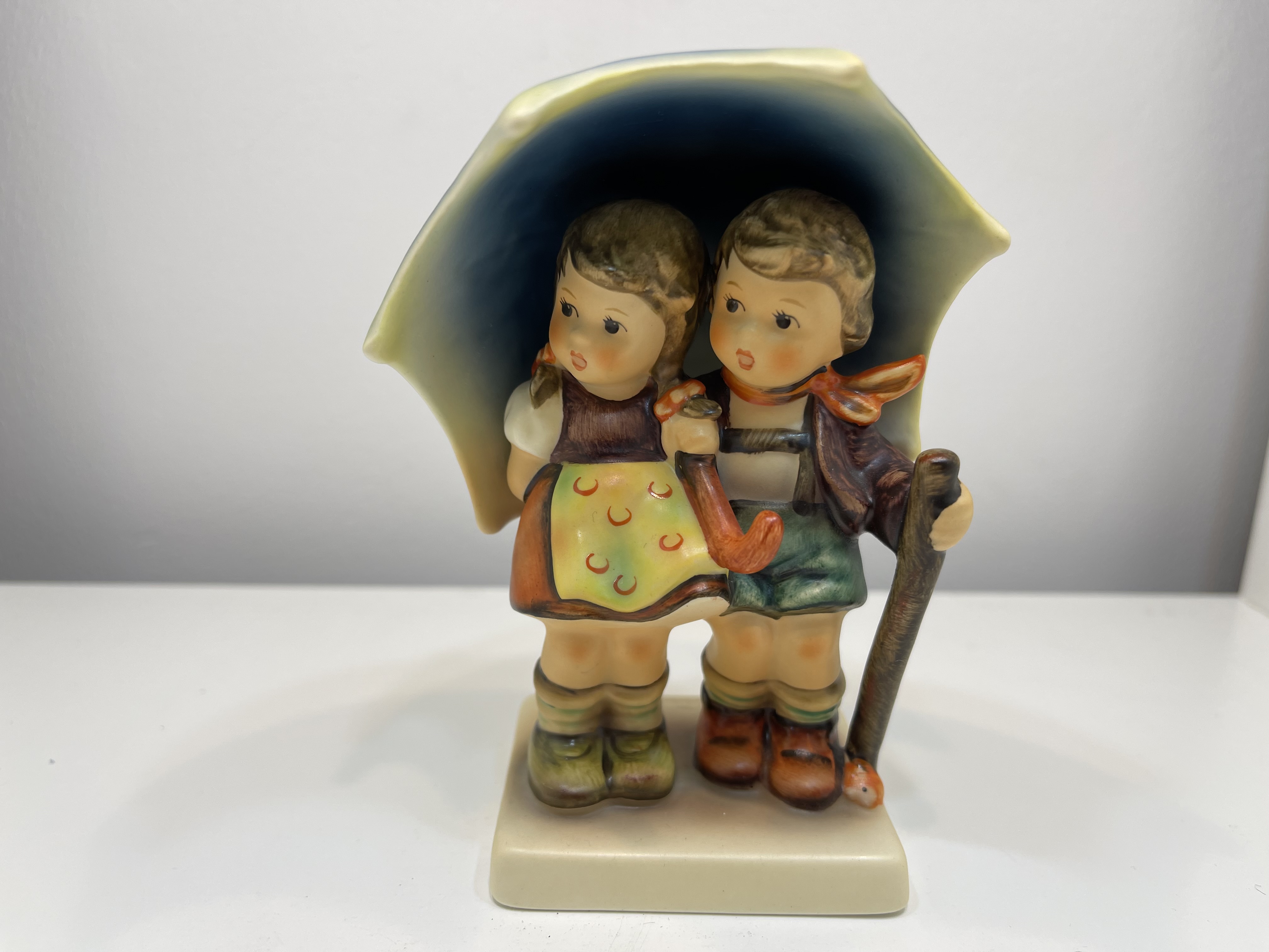  Hummel Figur 71 2/0 Unter einem Dach 12 cm. 1 Wahl. Top Zustand  