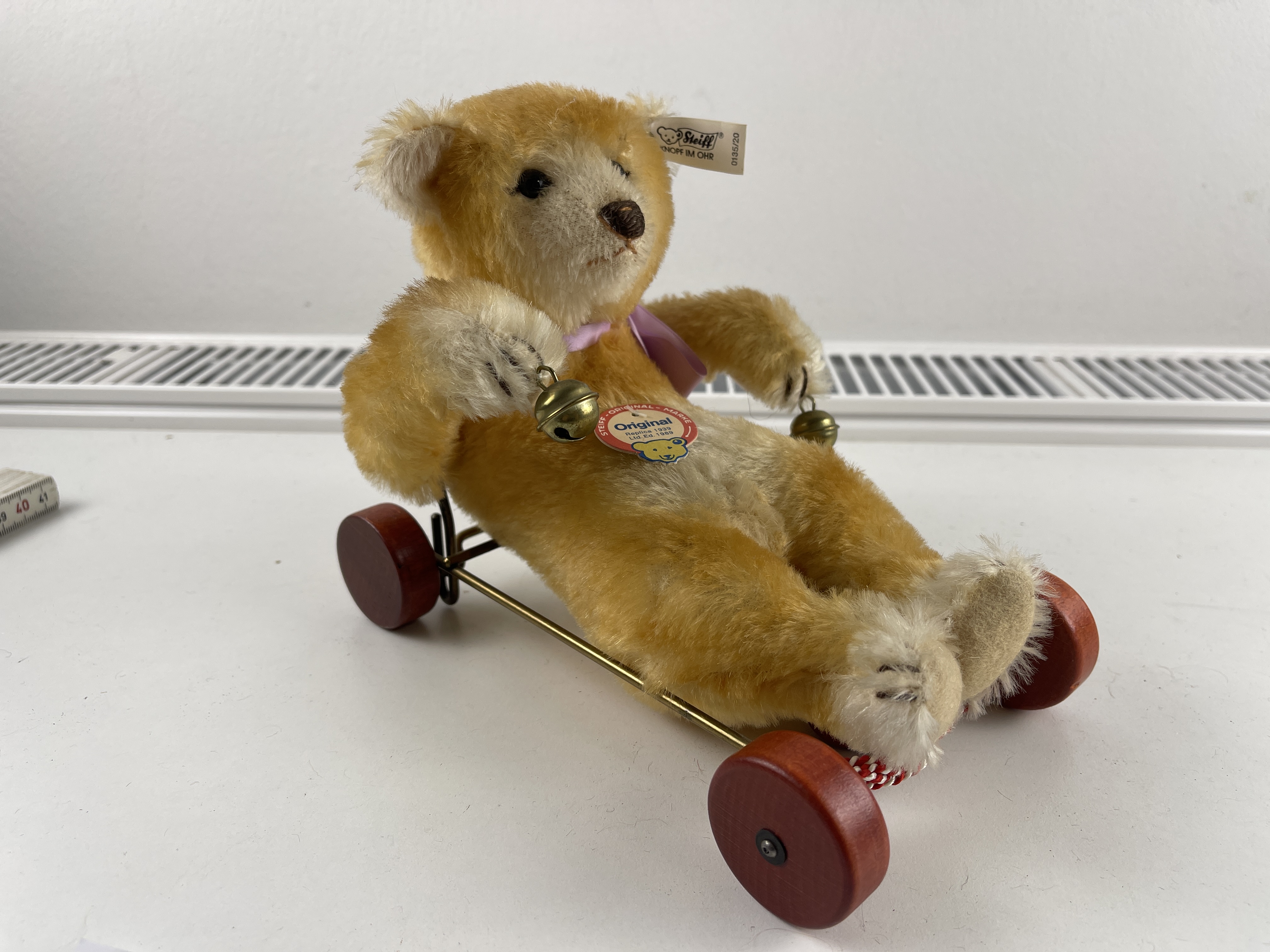  Steiff Tier 0135/20 Bär auf Wagen Teddy 17 x 20  cm. Top Zustand