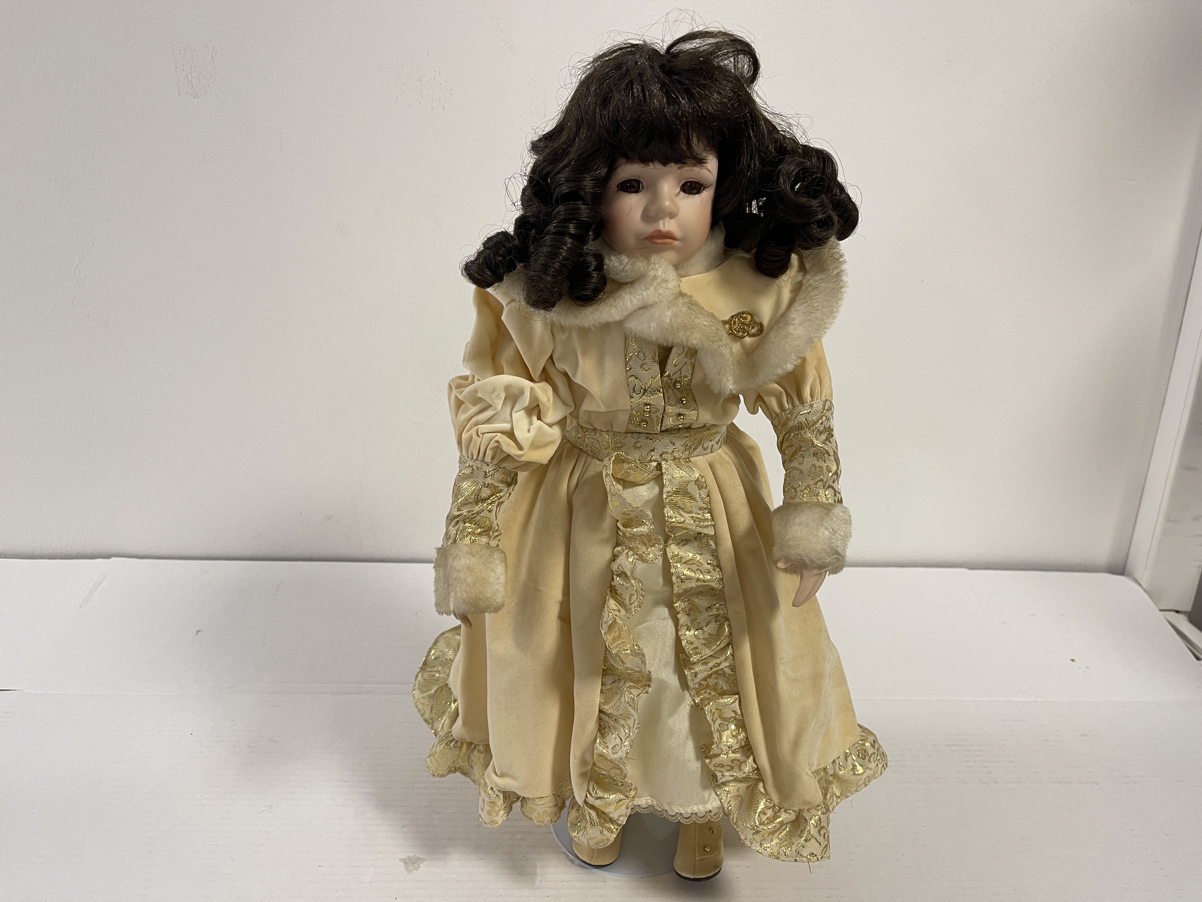 Künstlerpuppe Porzellan Sammler Puppe 46 cm. Raucherhaushalt Zustand siehe Fotos