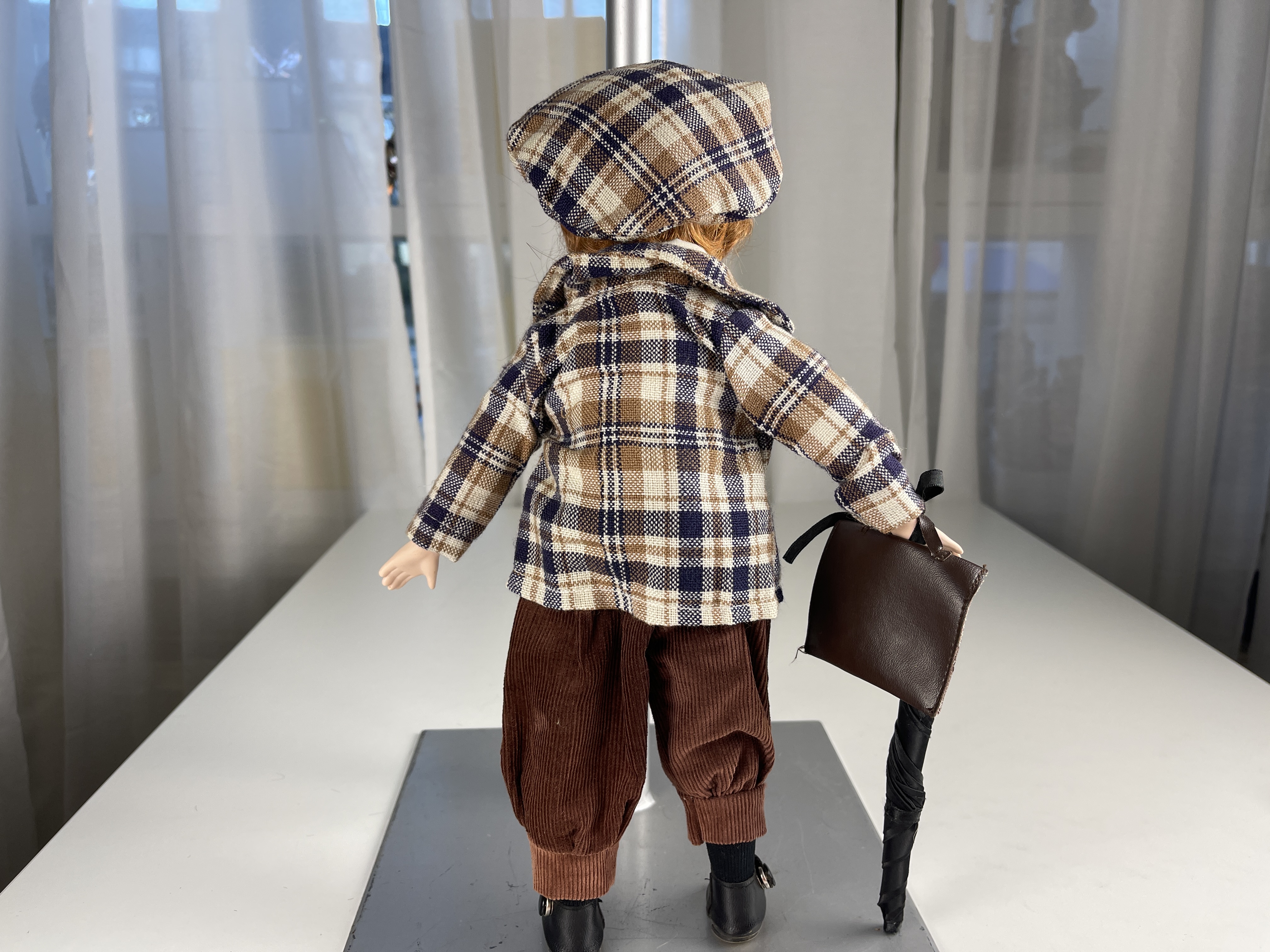 Sammler Puppe Porzellan Puppe 38 cm. Zustand siehe Fotos