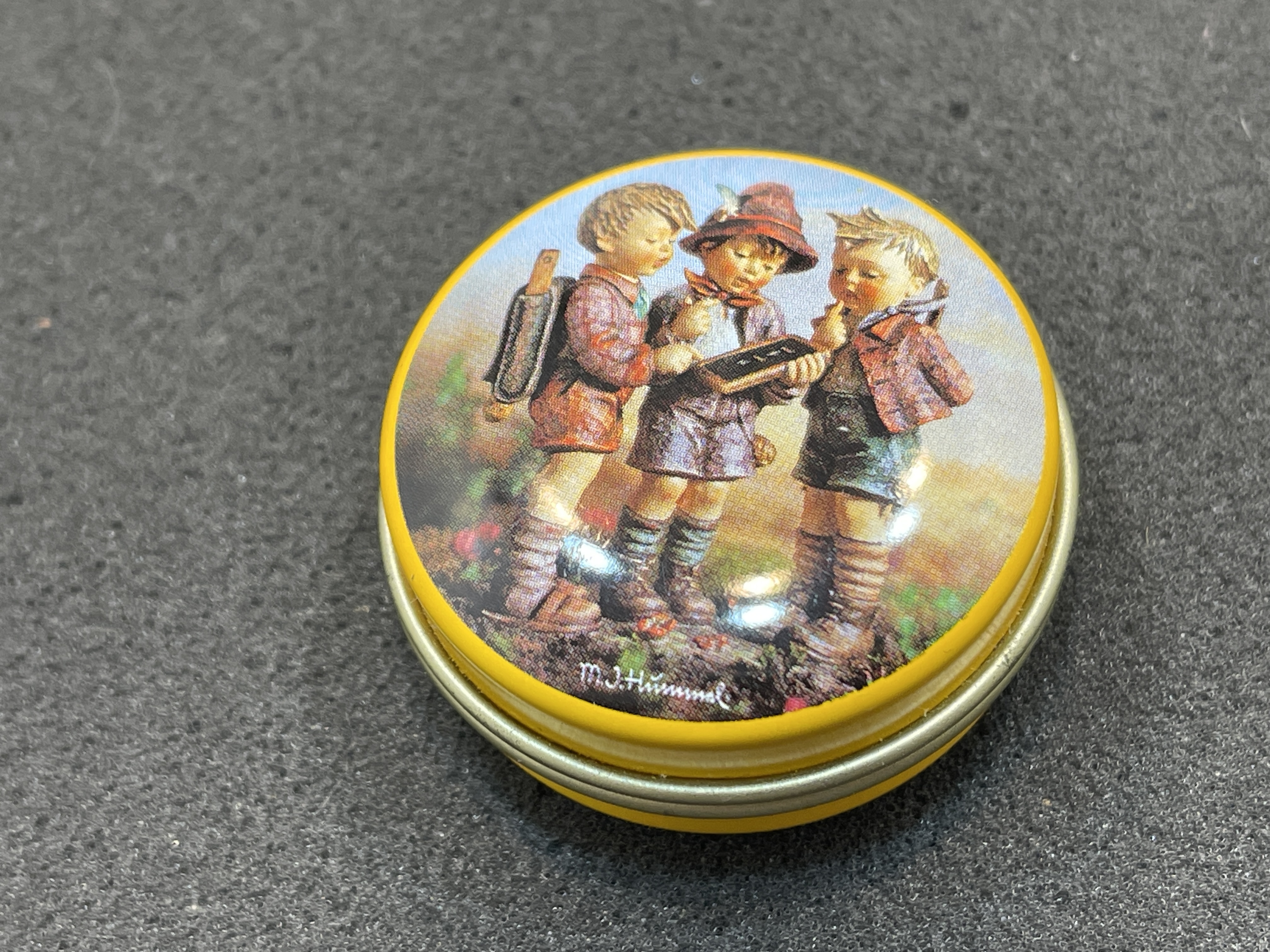  M.I. Hummel Pillendosen 5 cm. 1 Wahl. Zustand siehe Fotos   