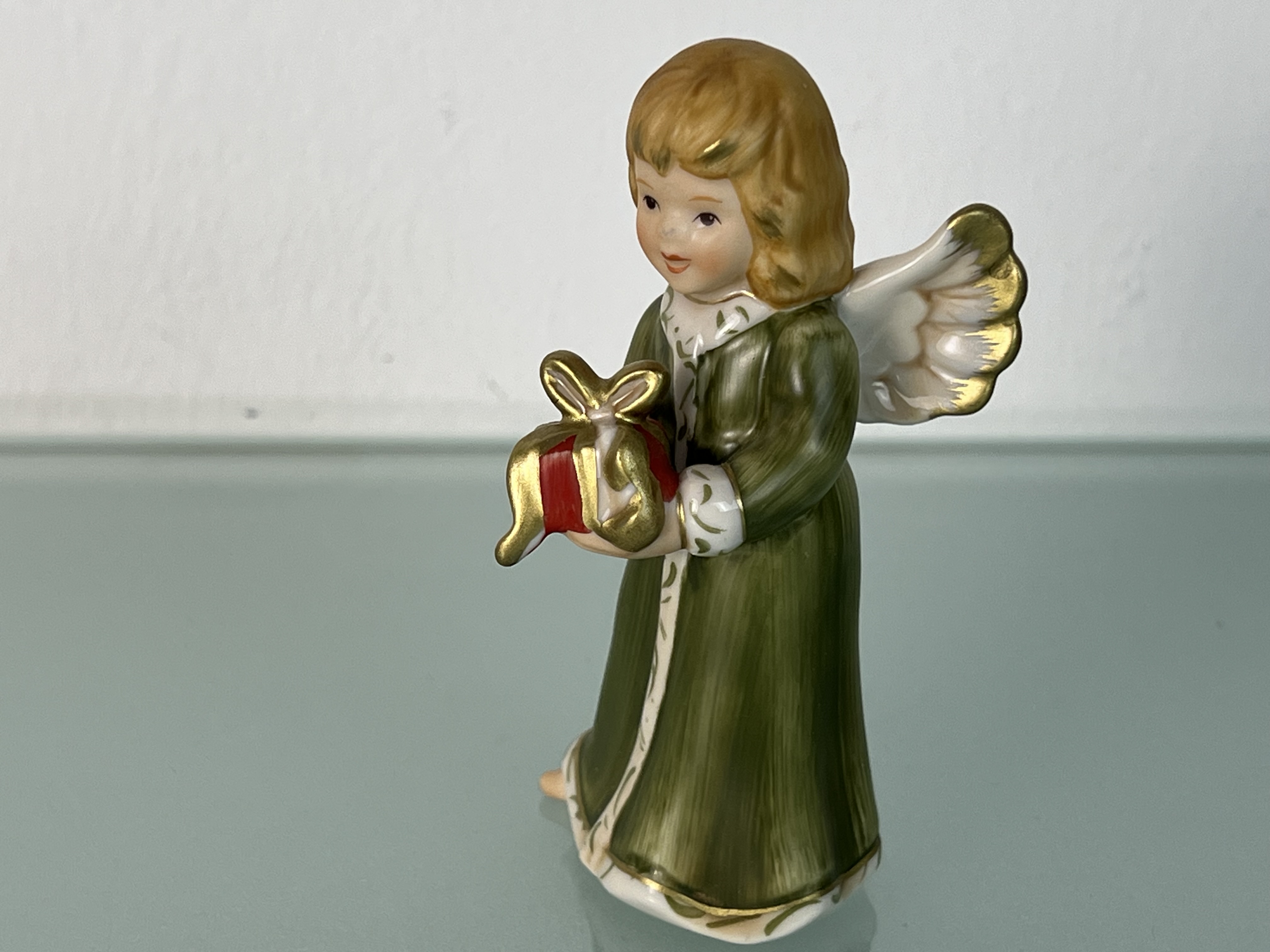 Goebel Figur Engel mit Geschenk 10,6 cm.- 1 Wahl. Top Zustand