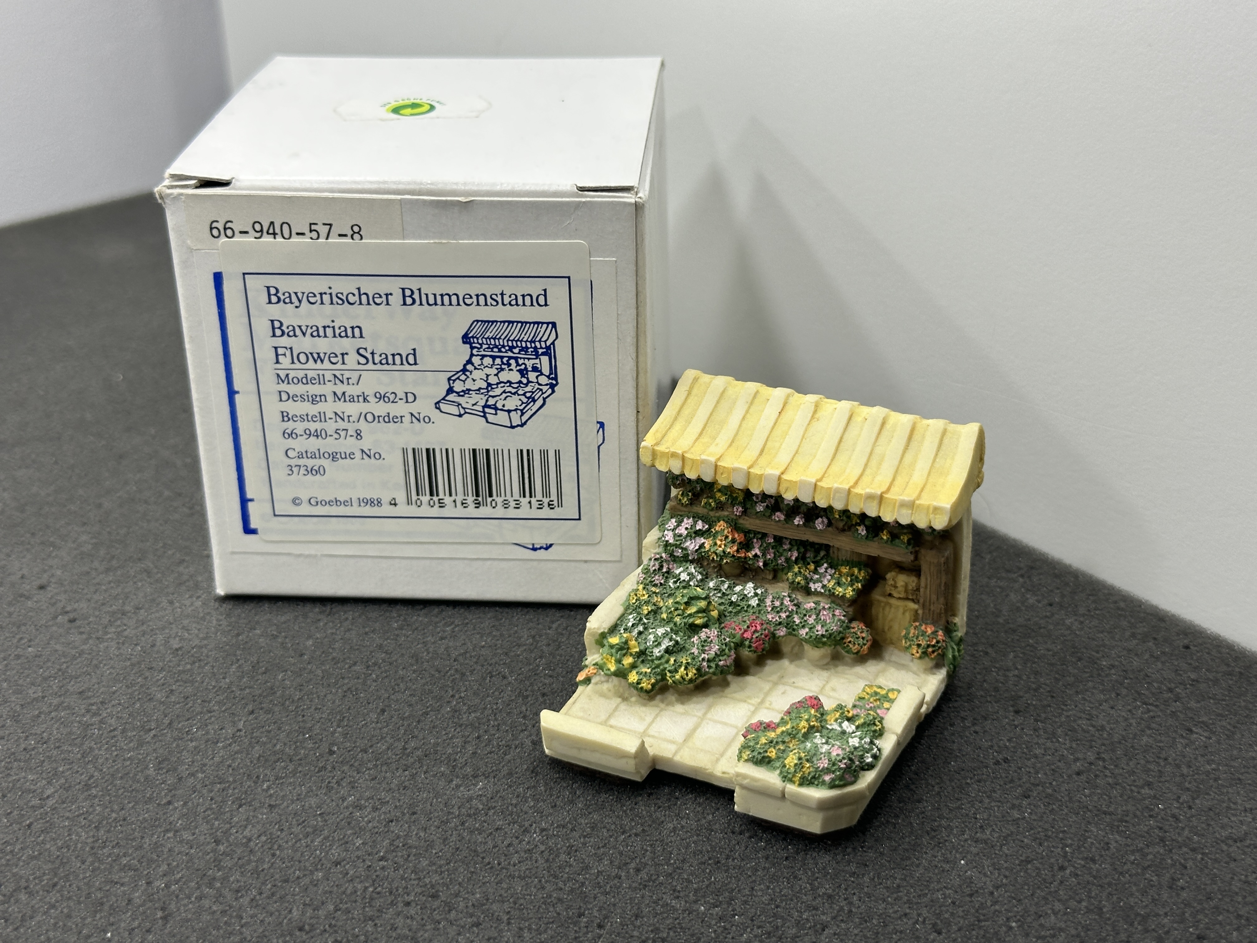  Goebel Figur  Bayerischer Blumenstand 4,3 x 5 x 5 cm 1 Wahl Top Zustand