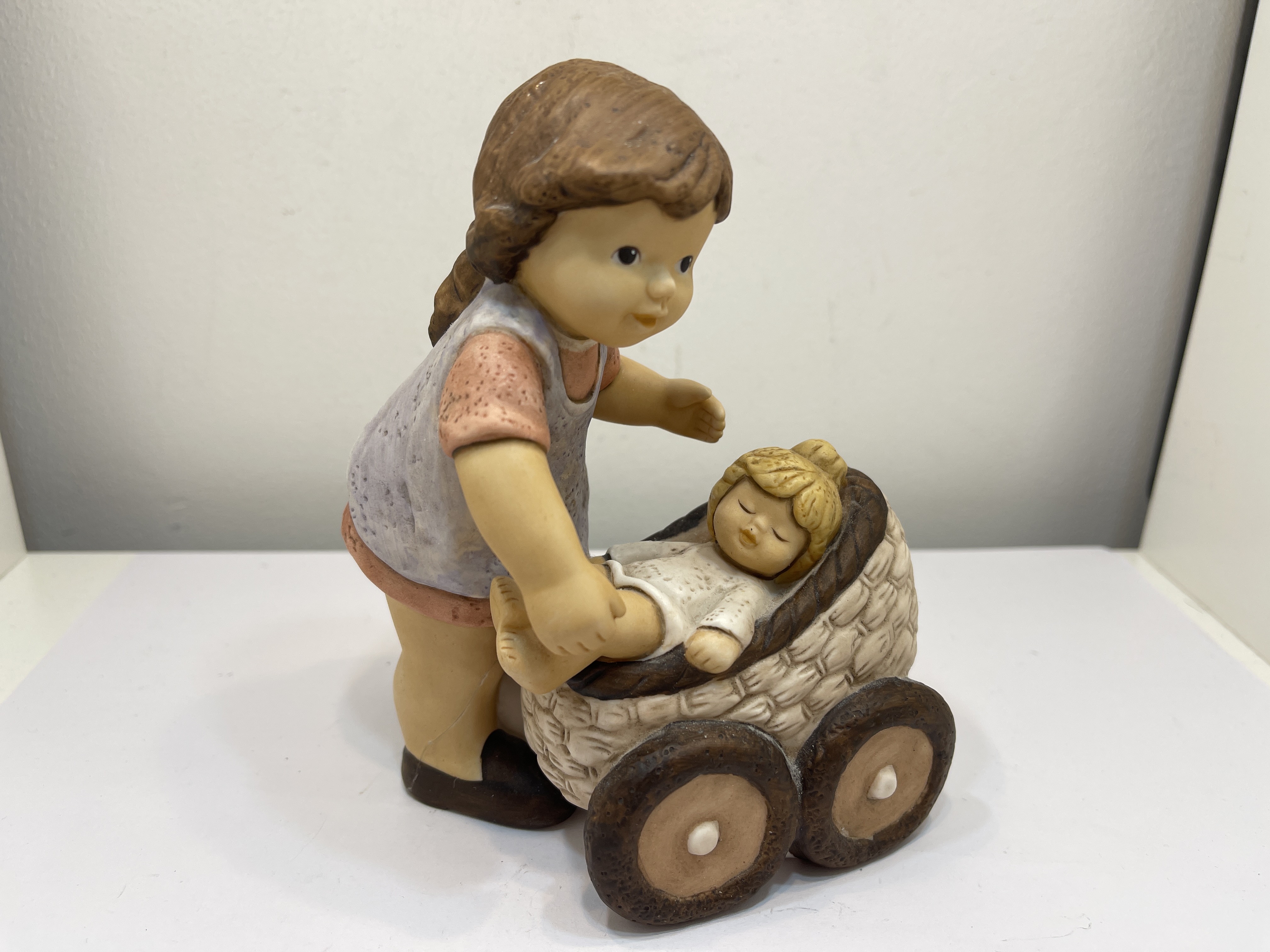  Goebel Figur Nina Marco 24 cm hoch.- 1 Wahl. Zustand  siehe Fotos