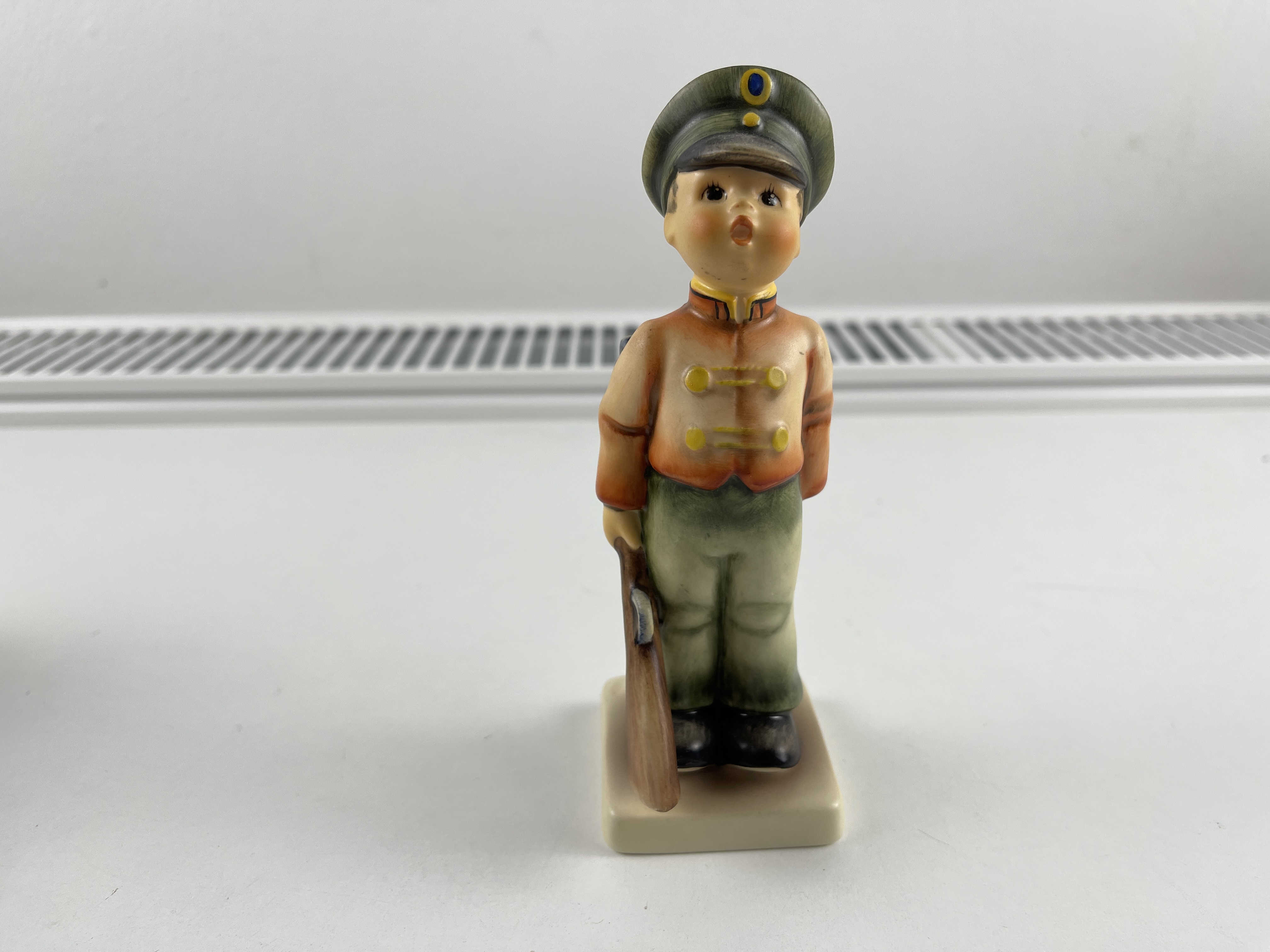 M.I. Hummel Figur 332 Stillgestanden 15 cm. 1 Wahl. Top Zustand. 