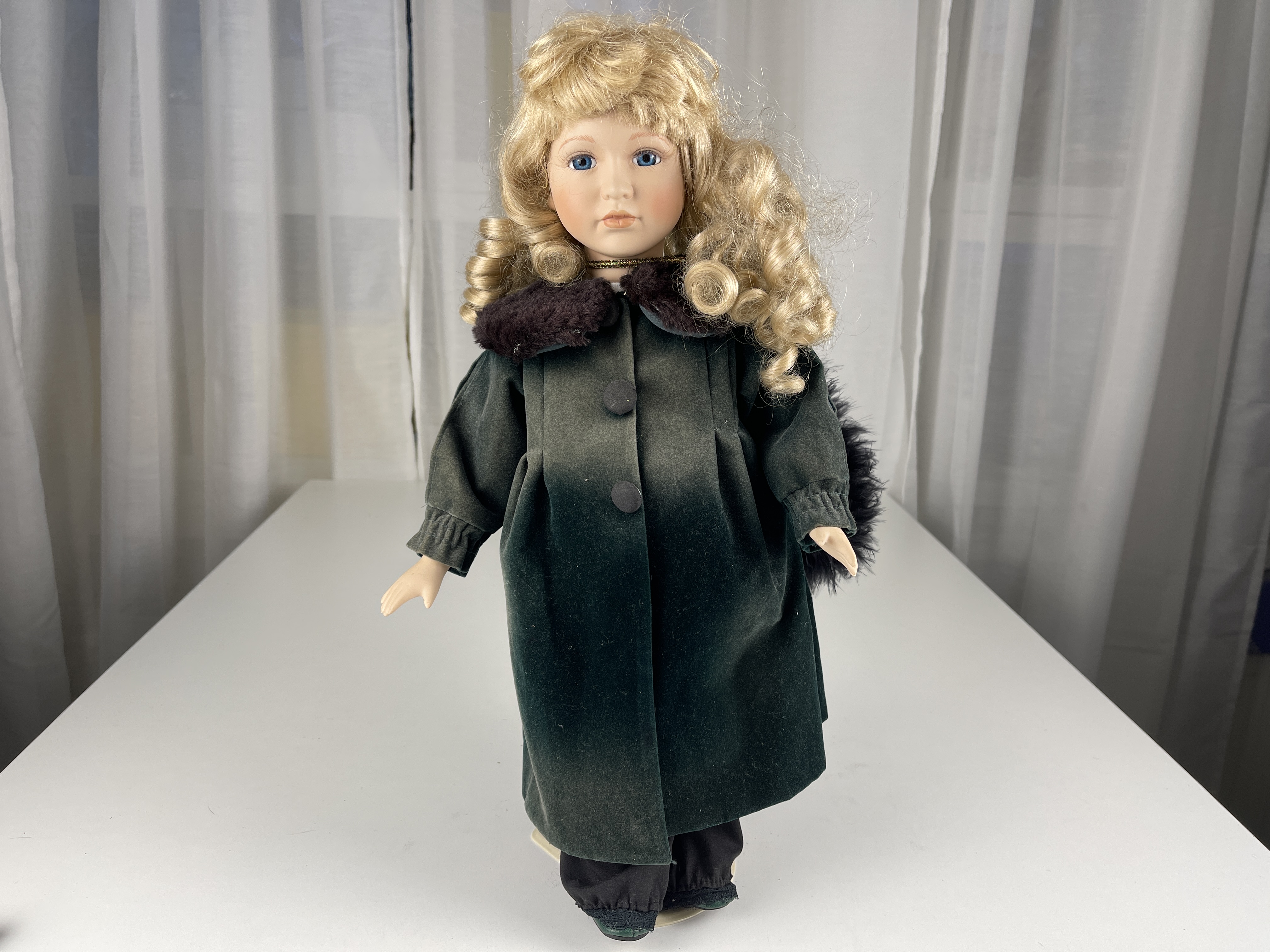 Künstlerpuppe Porzellan Puppe 41 cm. Top Zustand 